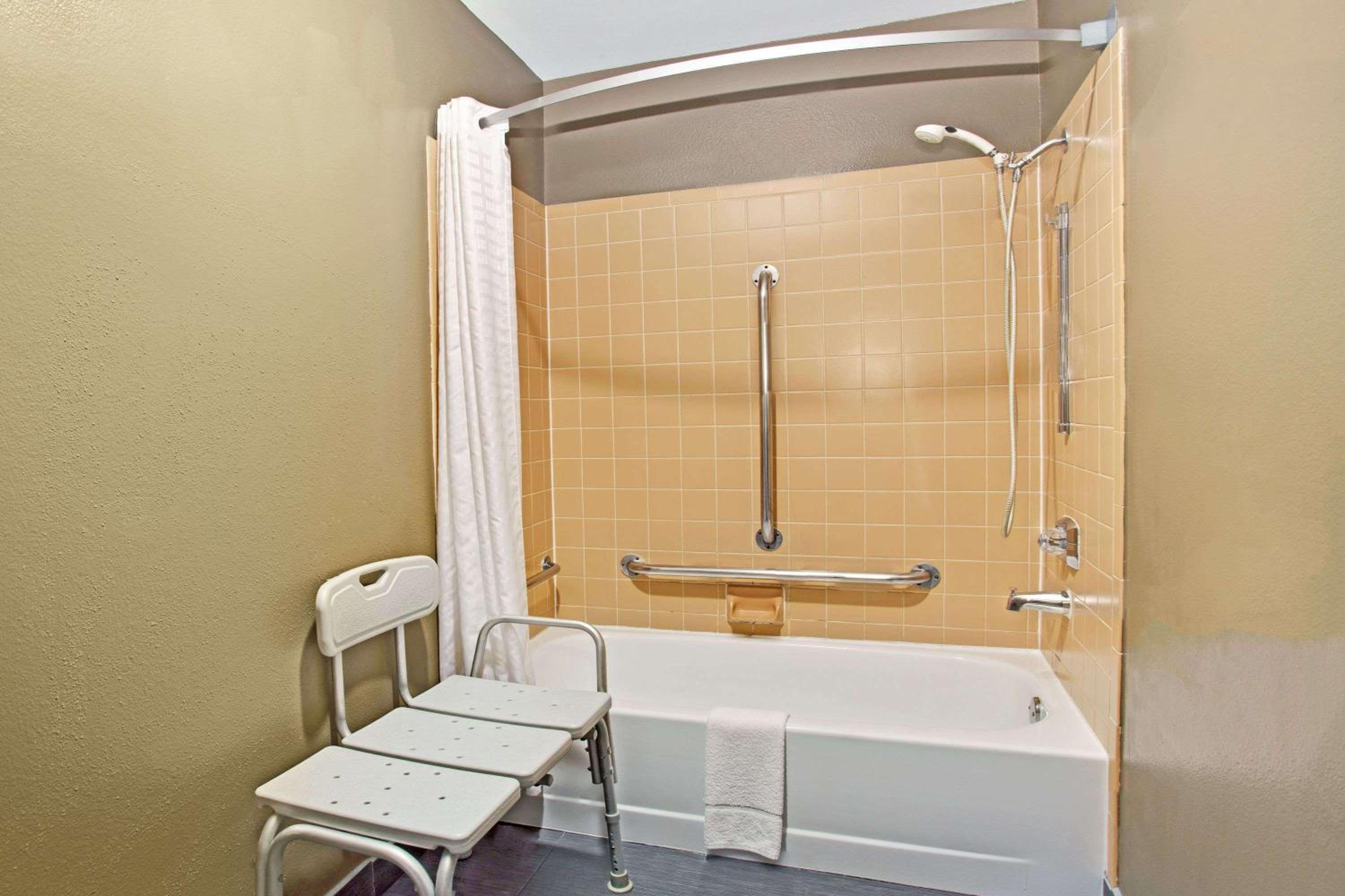 King Room - Disability Access/Non-Smoking - Photo 2