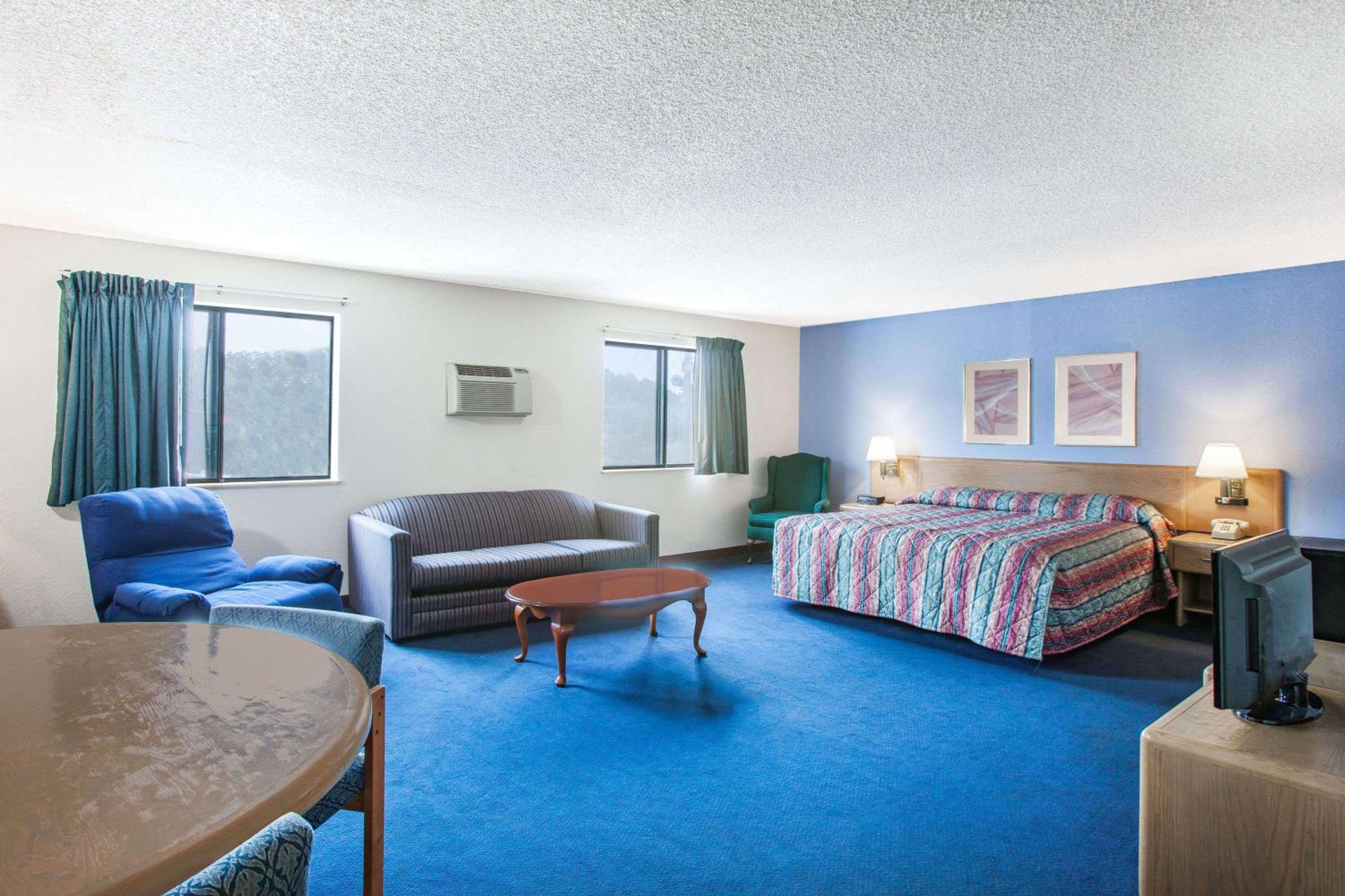 King Suite- Non-Smoking - Photo 3
