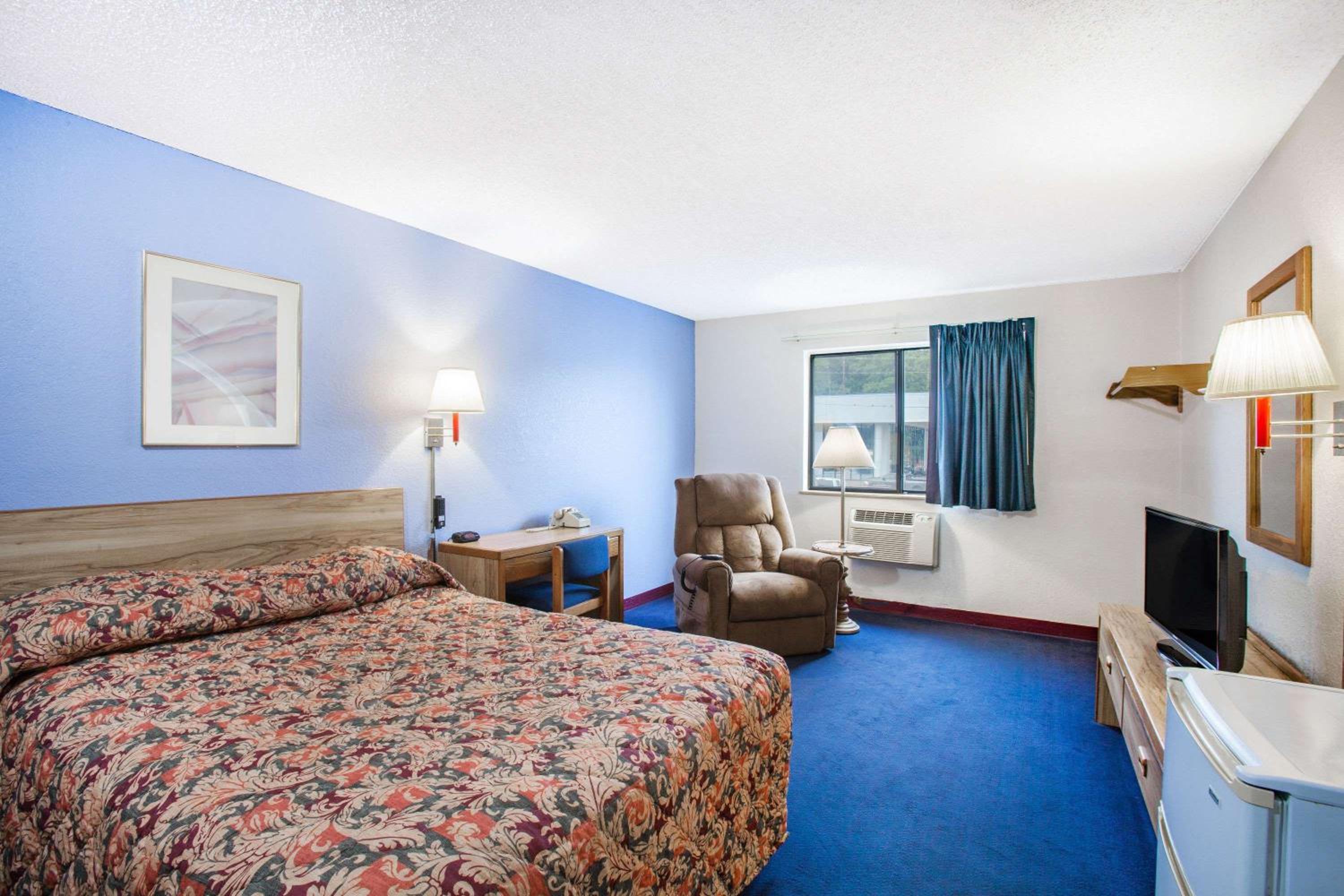King Room - Non-Smoking - Photo 3