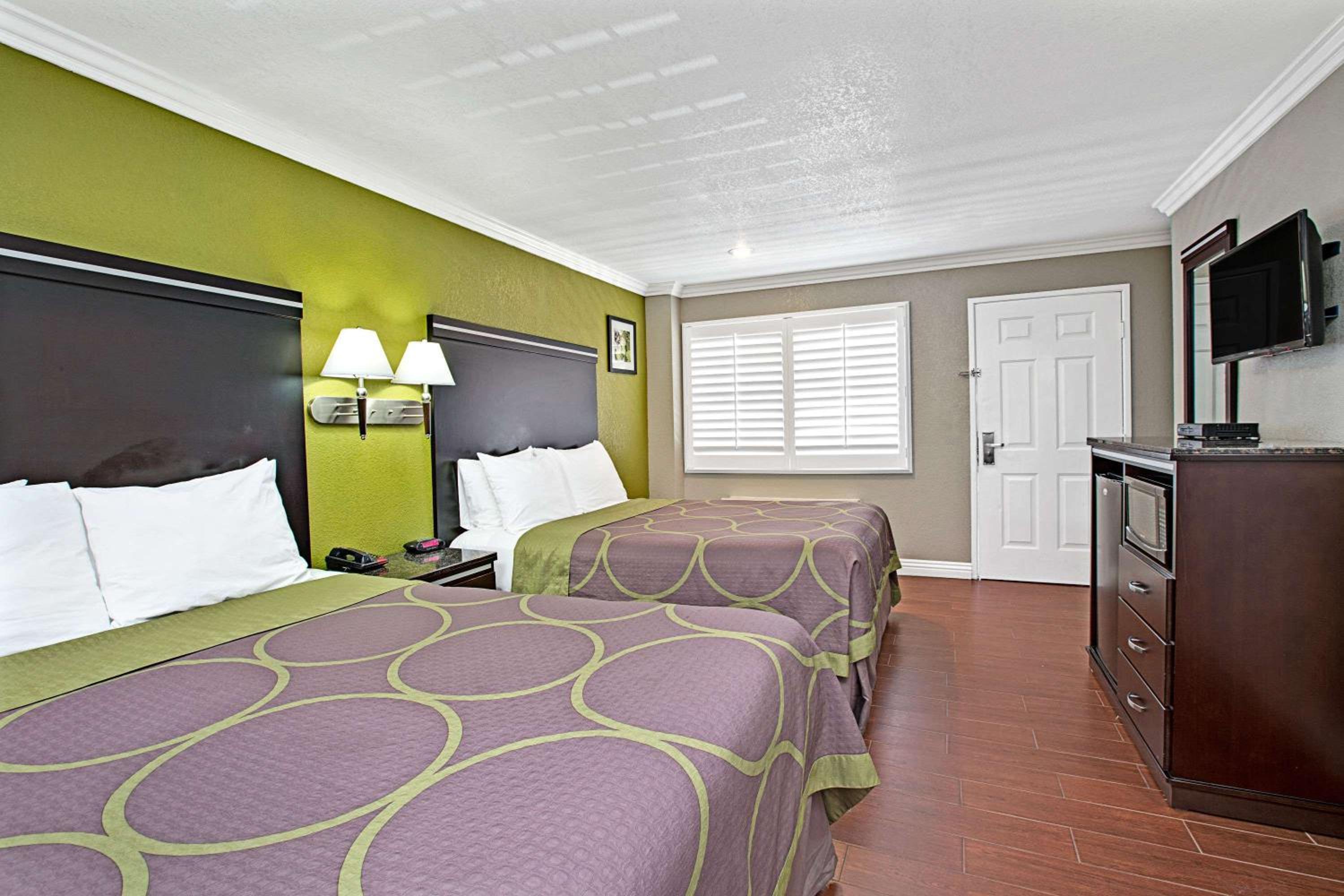 Queen Room With Two Queen Beds - Non-Smoking - Photo 6