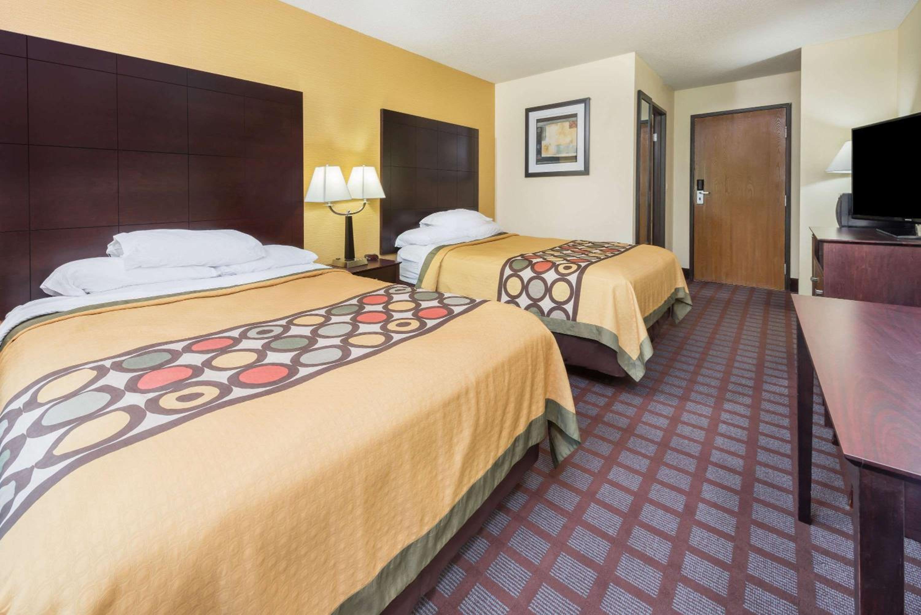 Queen Room with Two Queen Beds - Non-Smoking - Photo 2
