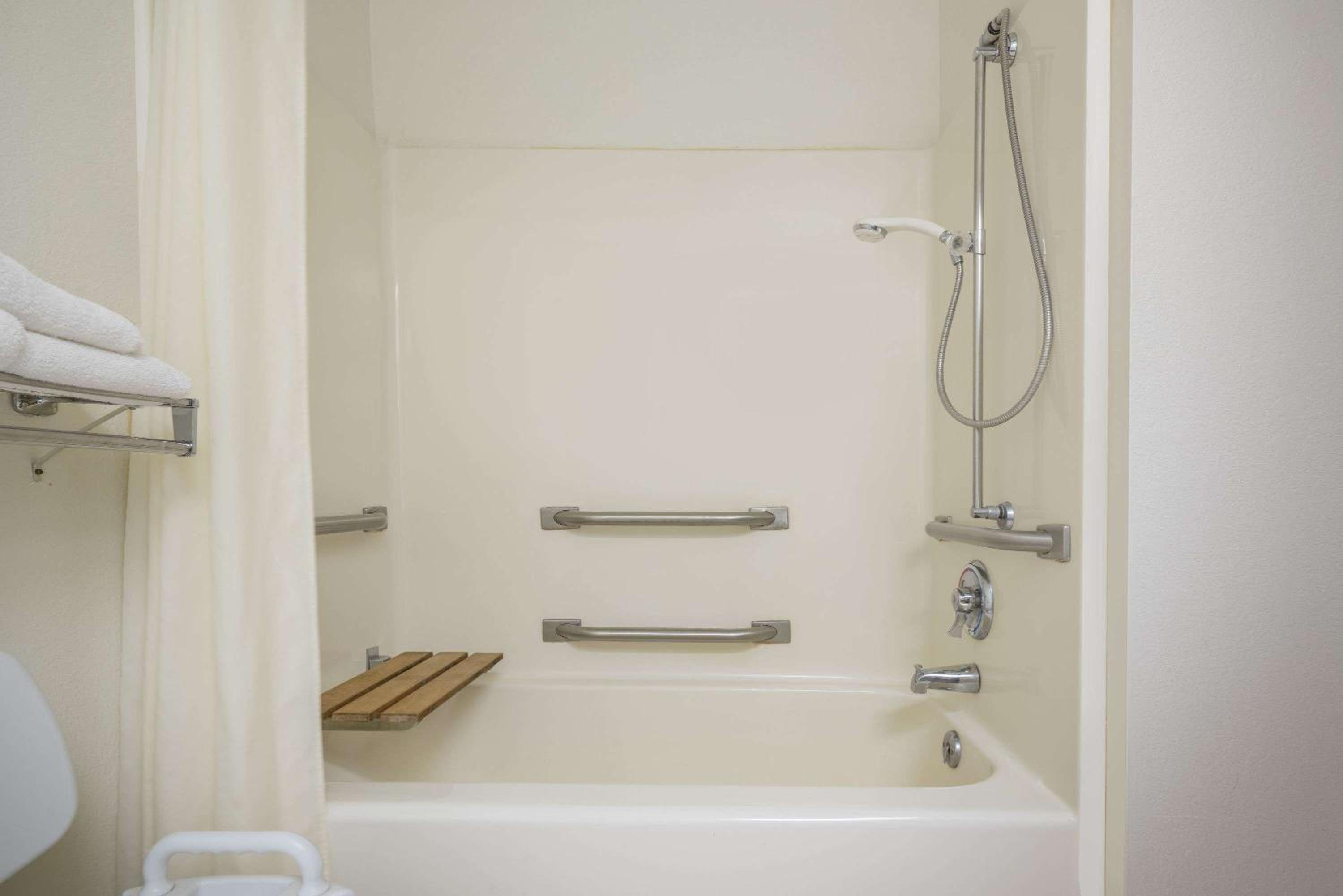 Queen Room - Mobility Access/Non-Smoking - Photo 2