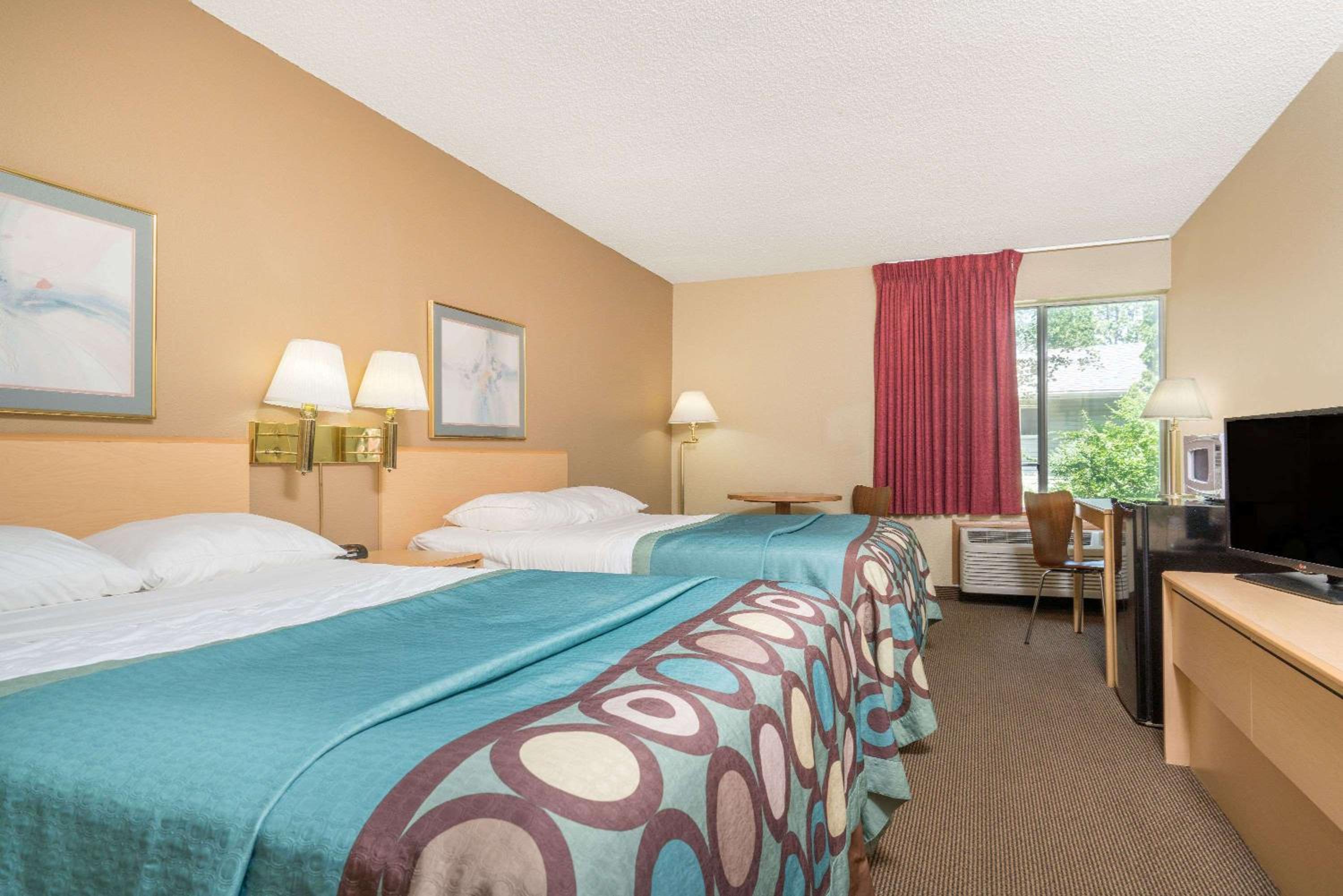 Deluxe Double Room with Two Double Beds - Non-Smoking - Photo 2
