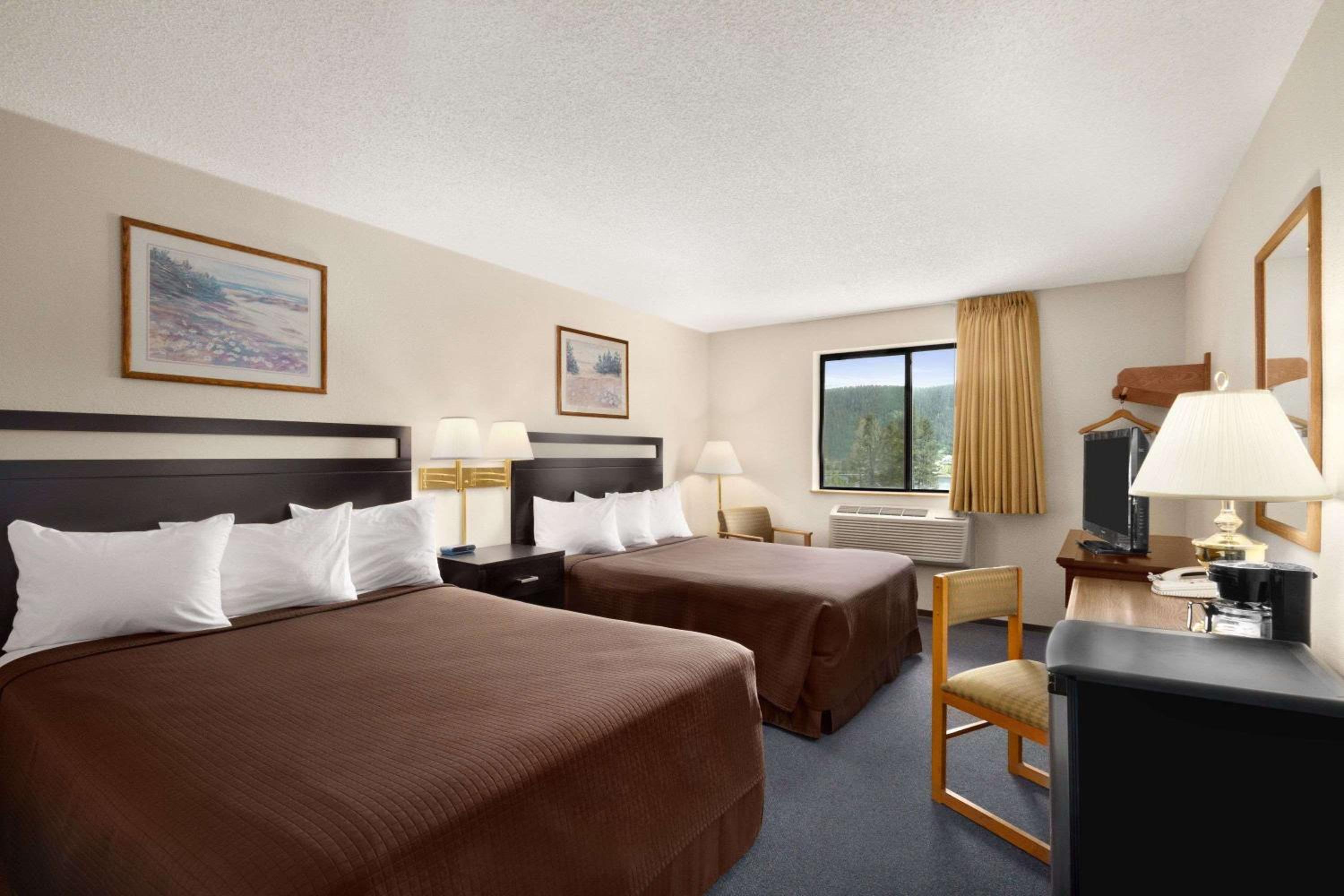 Queen Room with Two Queen Beds - Non-Smoking photo 2
