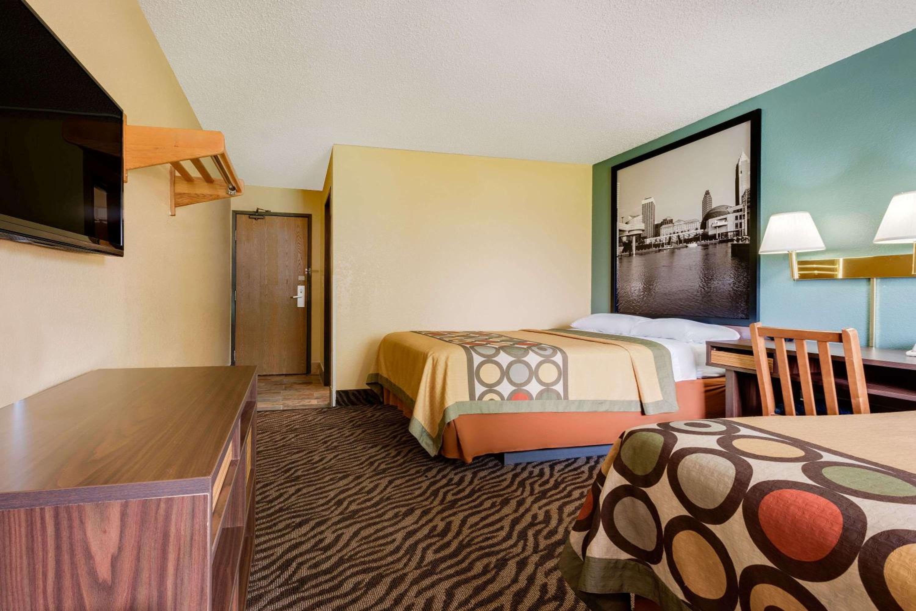 Double Room with Two Double Beds - Smoking - Photo 2