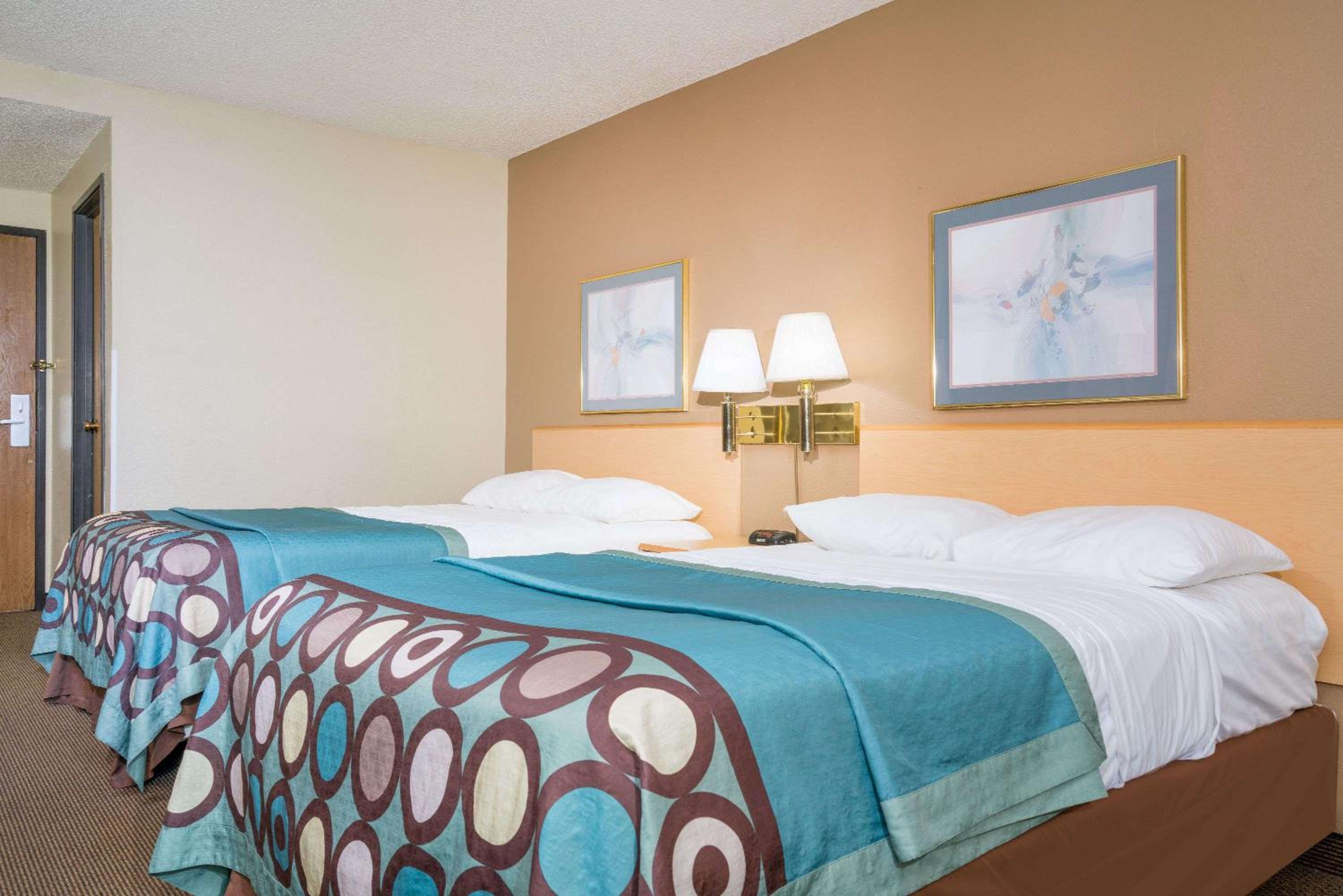 Deluxe Double Room with Two Double Beds - Non-Smoking - Photo 3