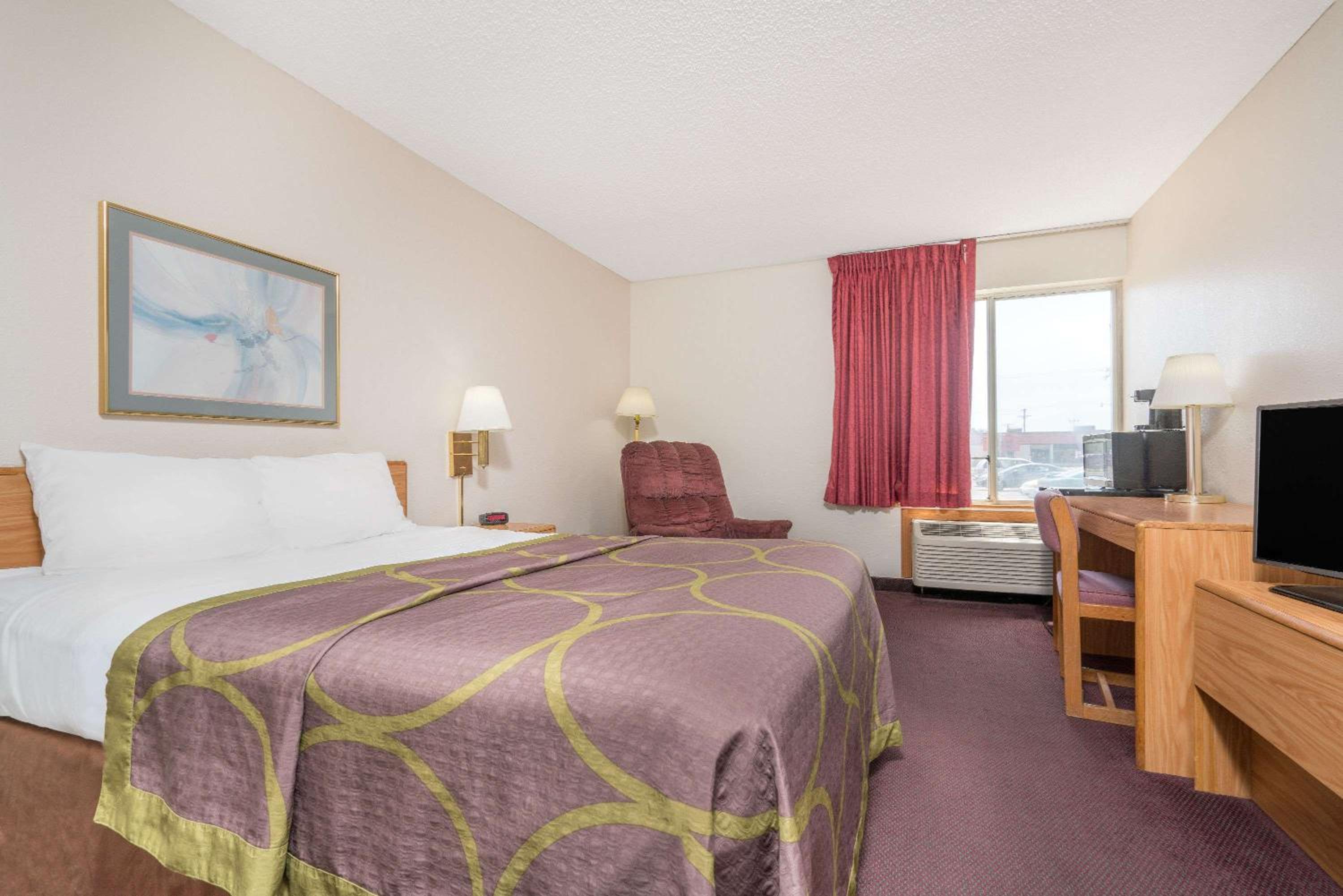 King Room - Non-Smoking - Photo 4
