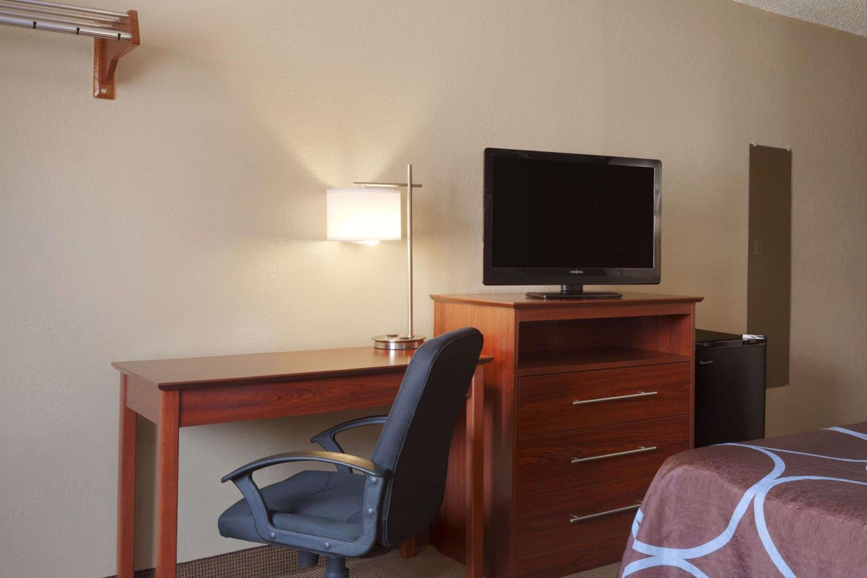 Deluxe Double Room with Two Double Beds - Non-Smoking - Photo 4