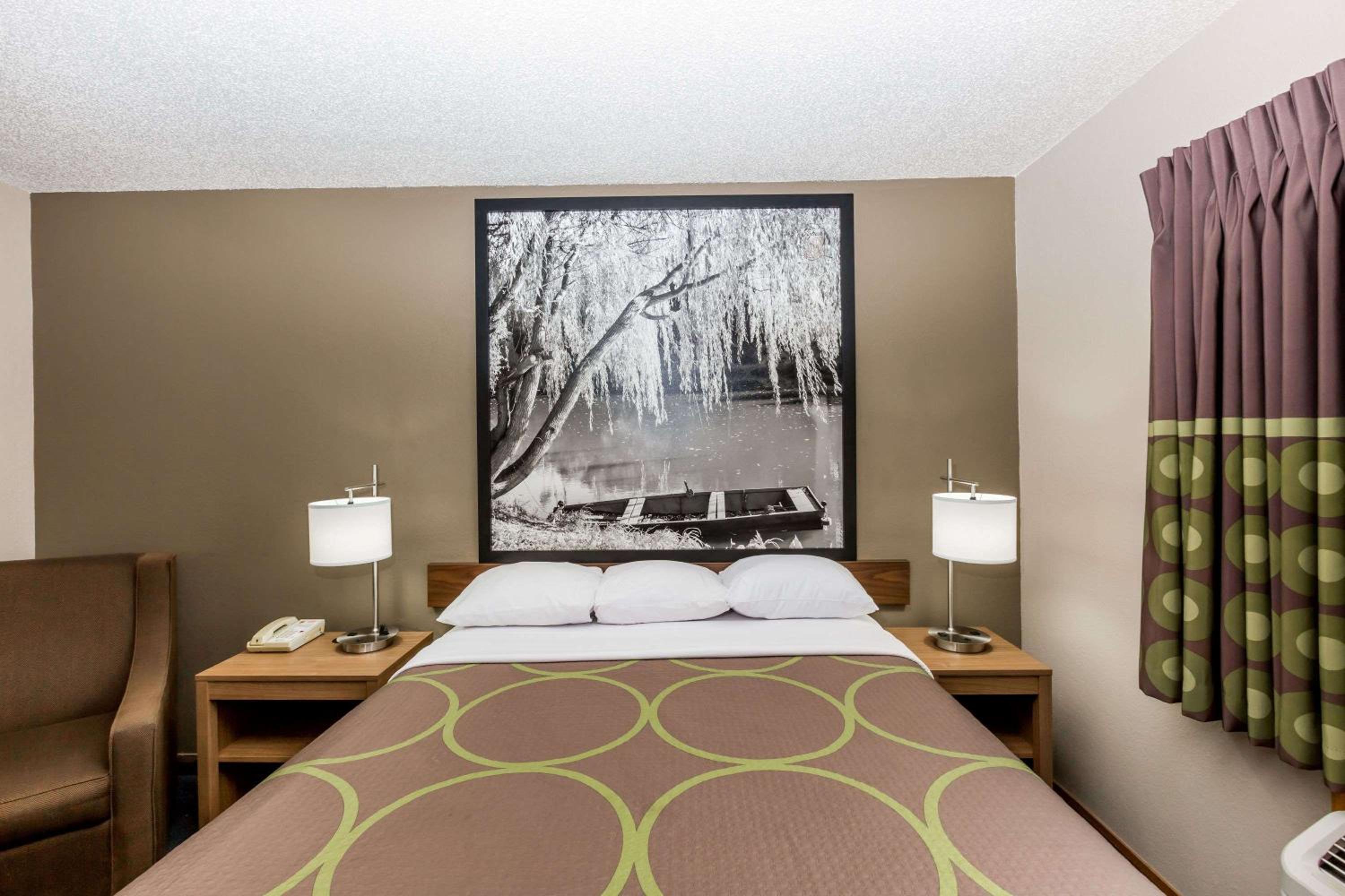 Queen Room - Non-Smoking - Photo 1