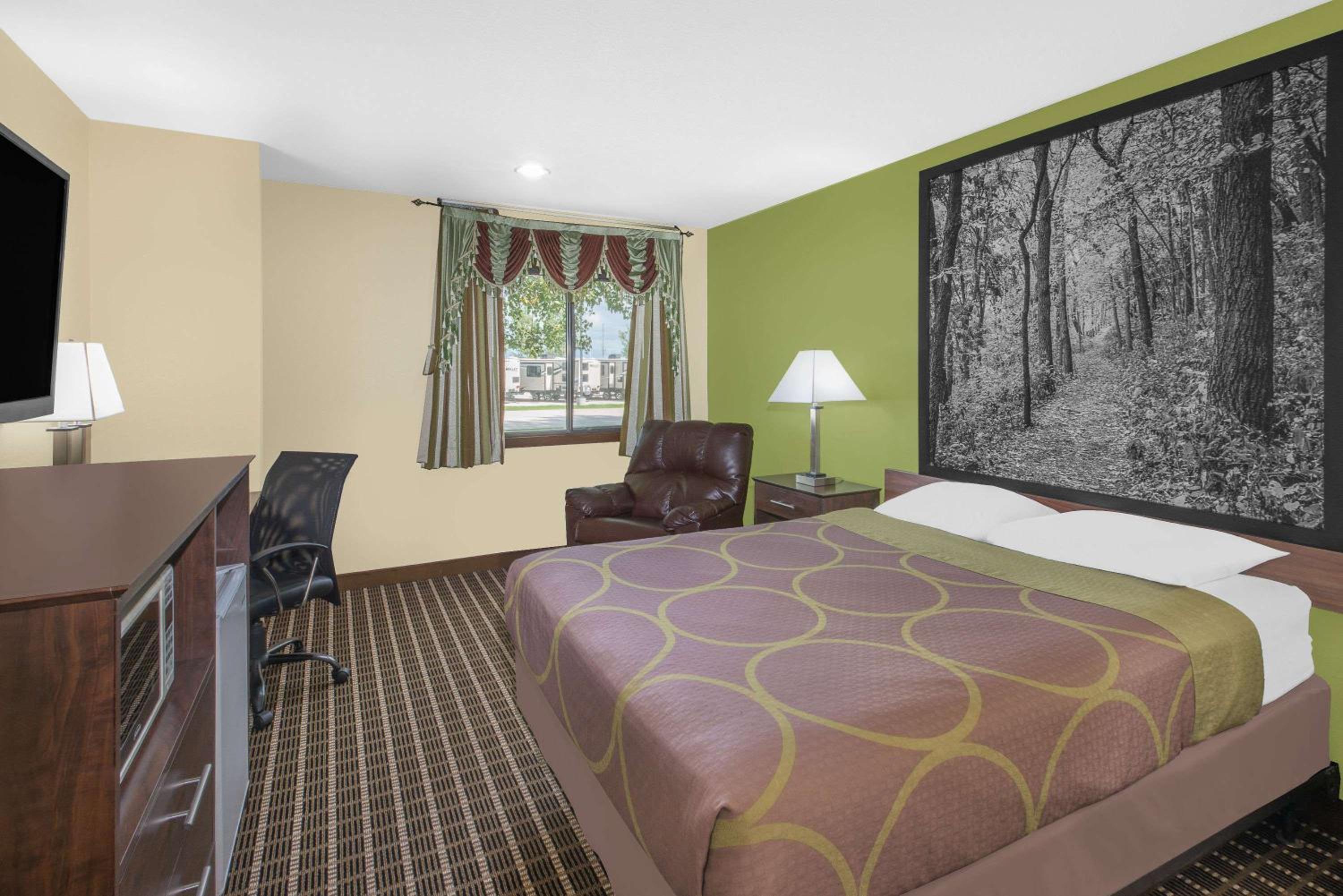 Queen Room - Non-Smoking photo 1