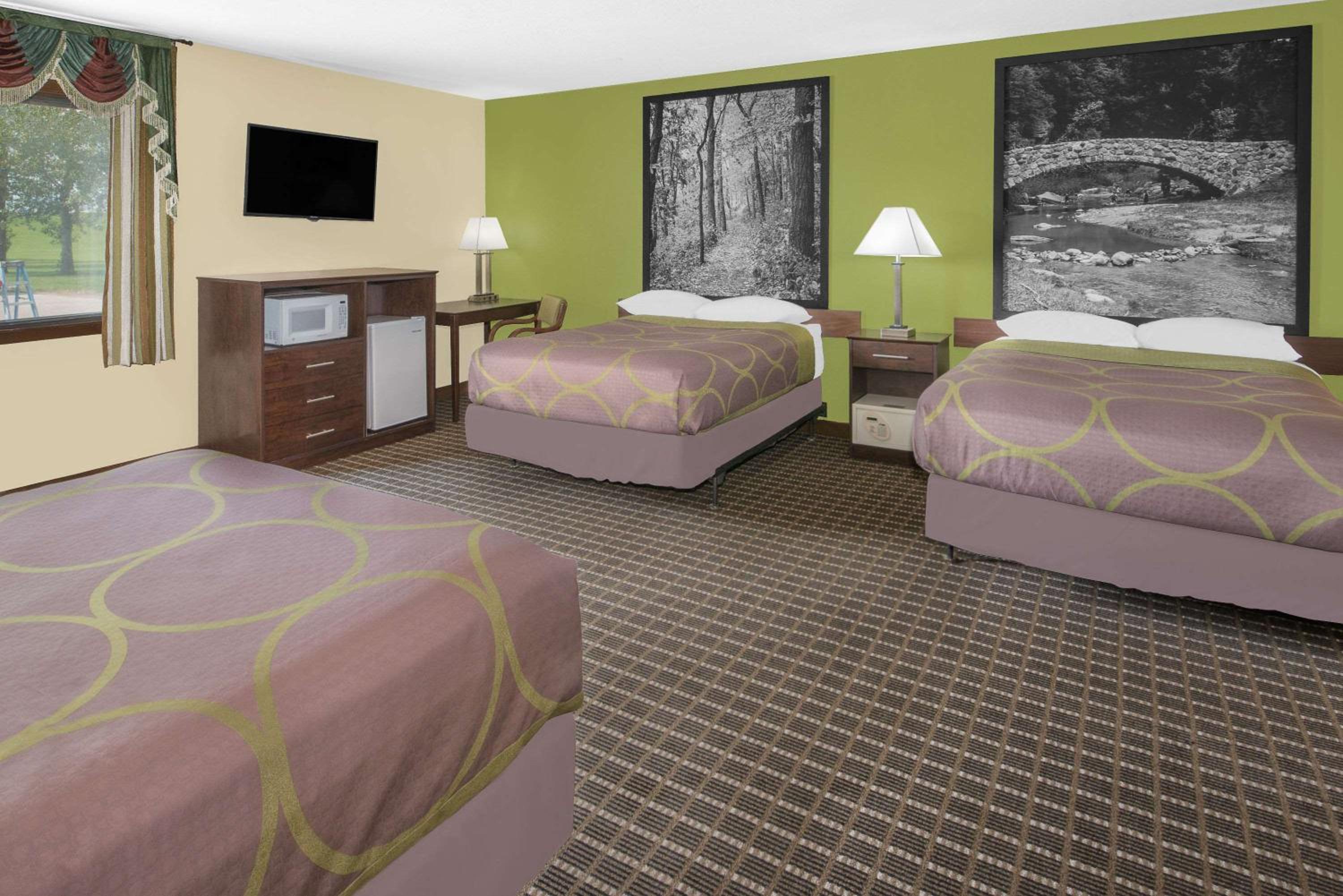 Studio Suite with Three Double Beds - Non-Smoking