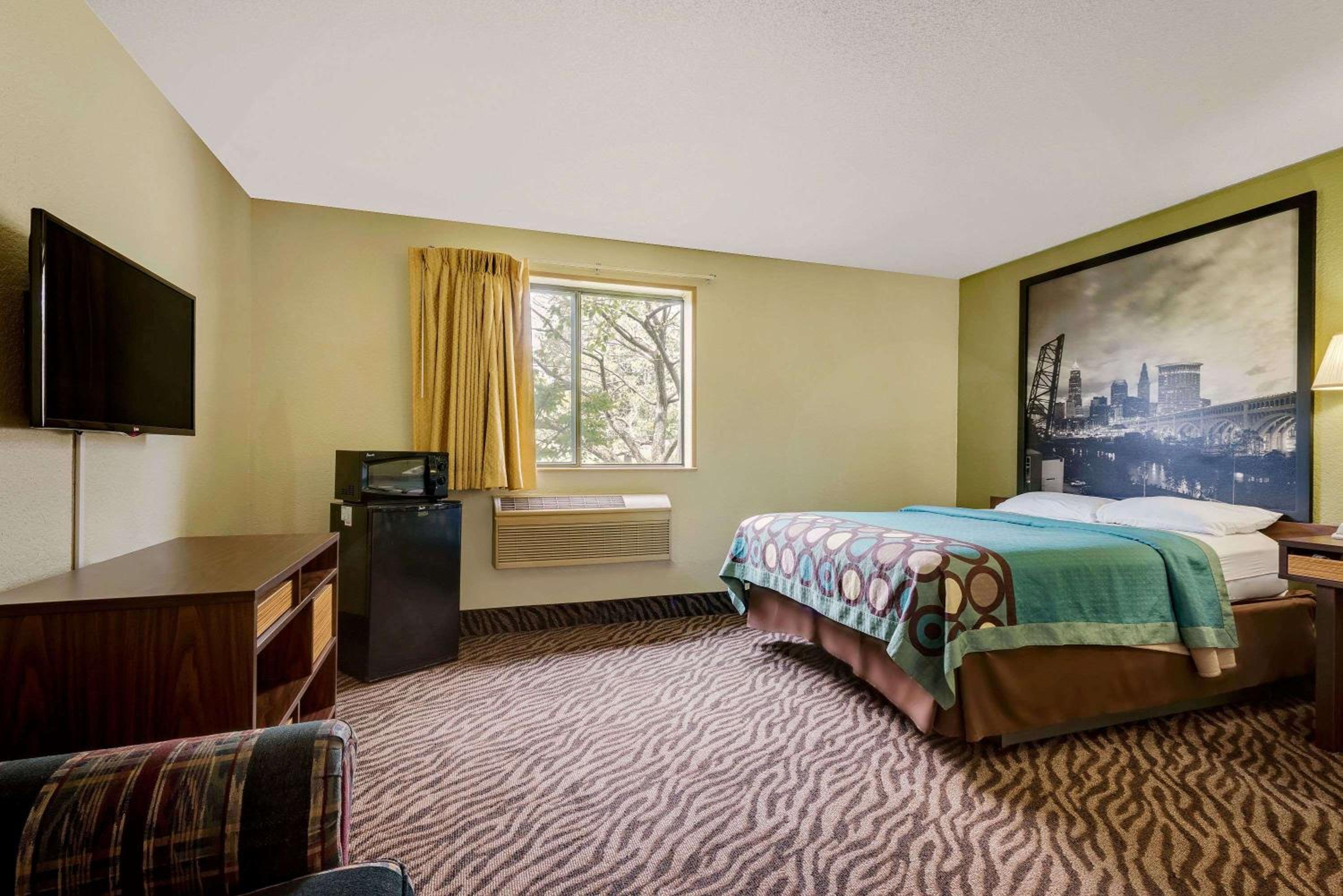 Queen Room - Non-Smoking - Photo 4
