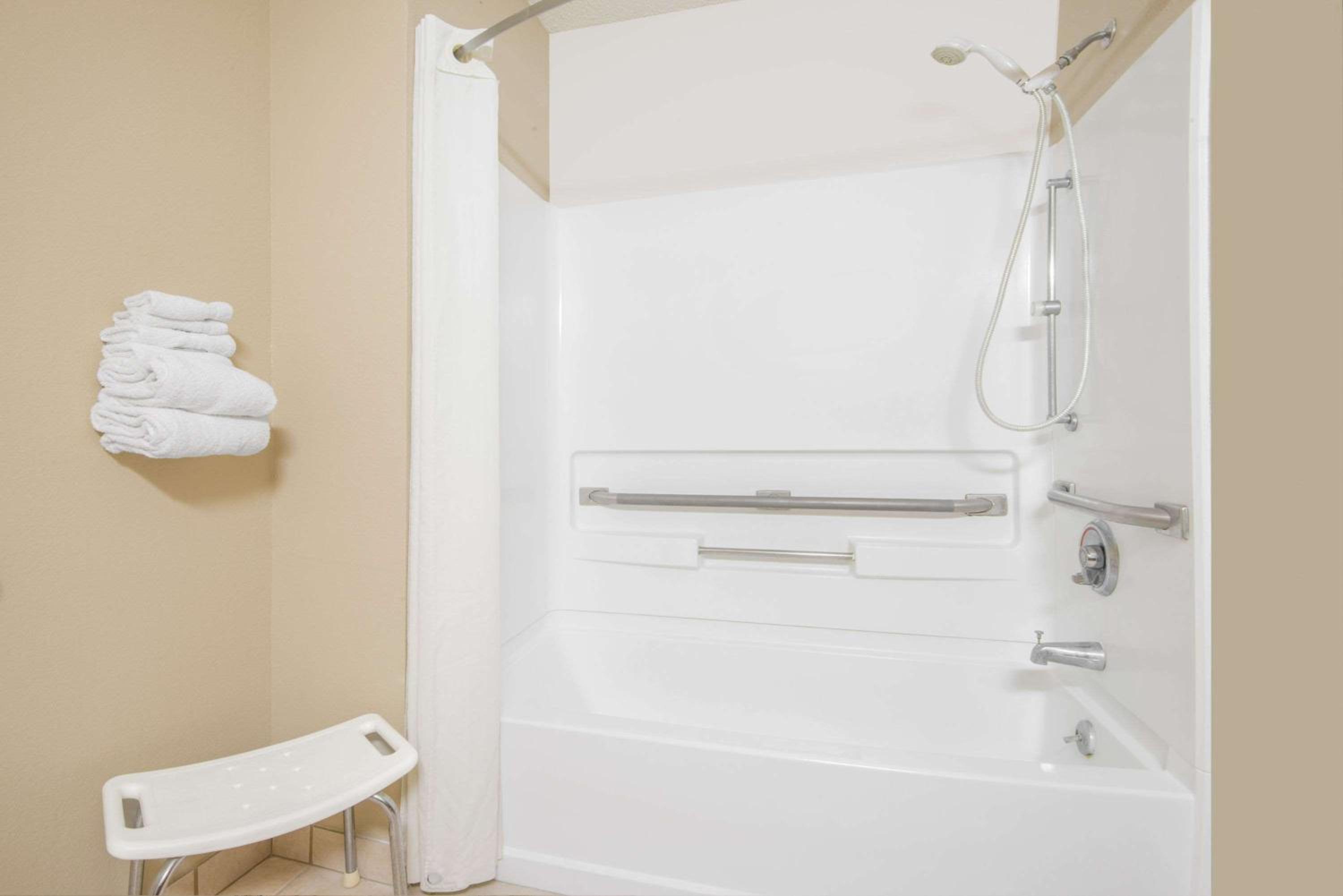 Double Room - Mobility Access/Non-Smoking - Photo 5