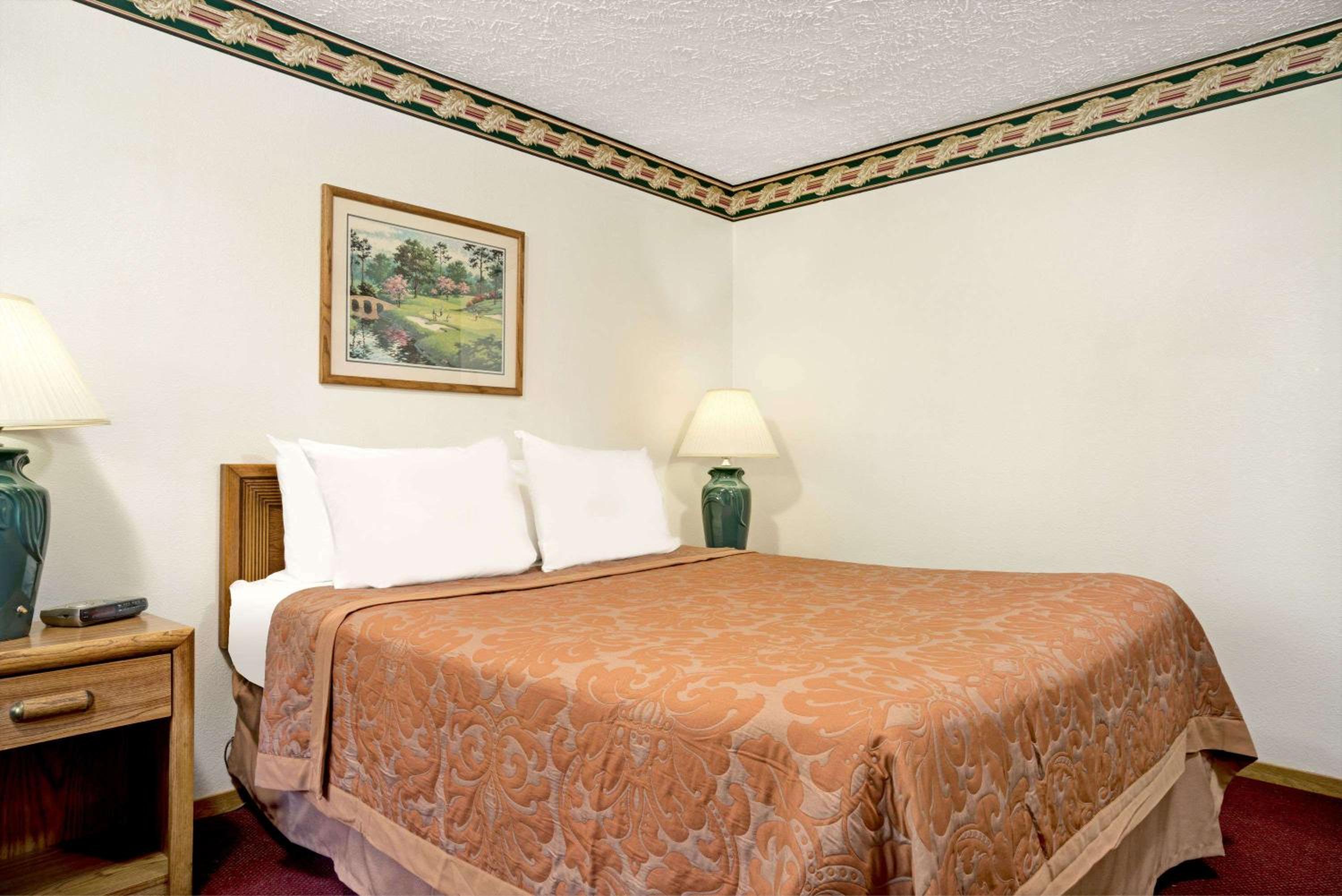 Queen Room - Non-Smoking - Photo 1
