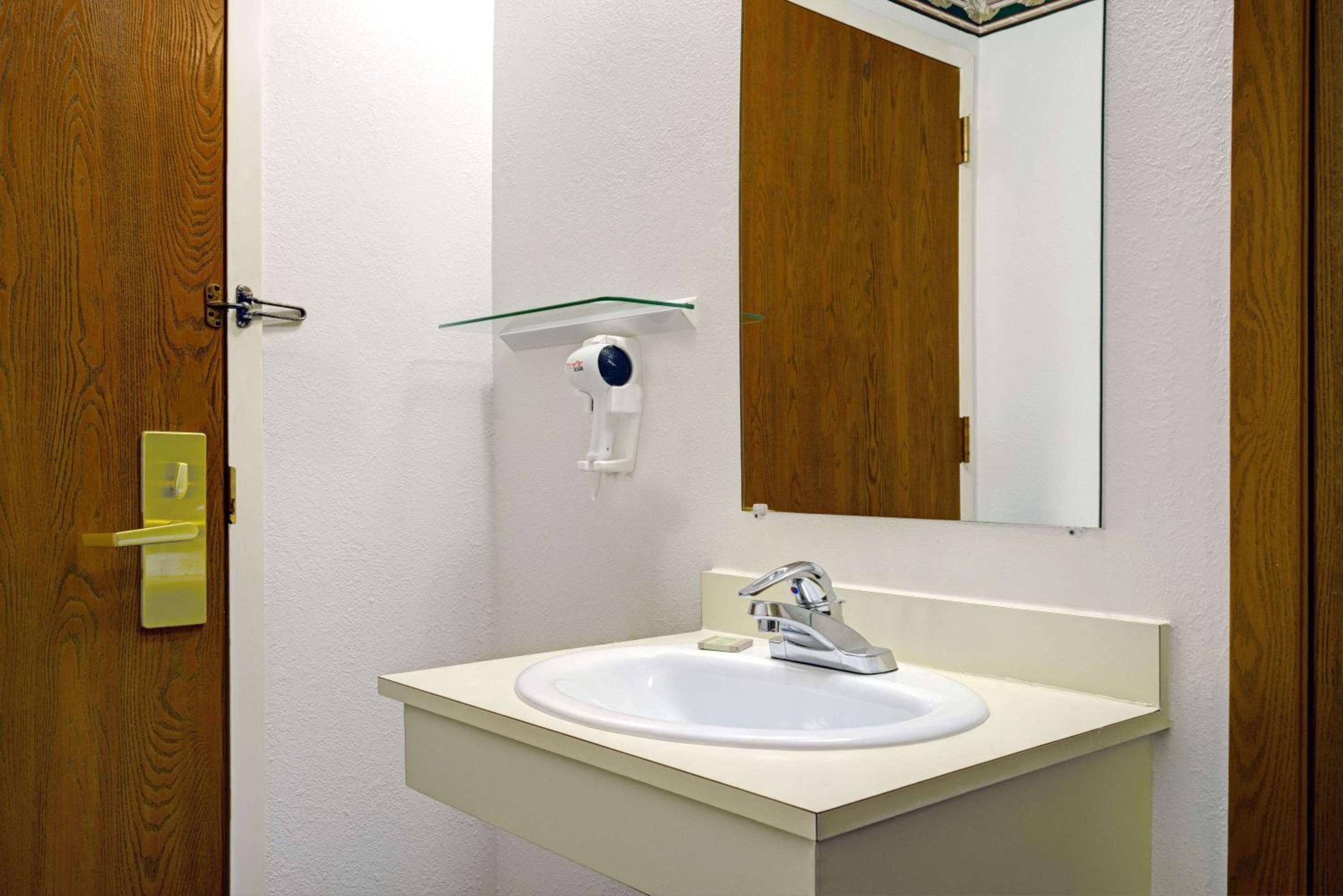 Deluxe Double Room with Two Double Beds - Non-Smoking - Photo 5