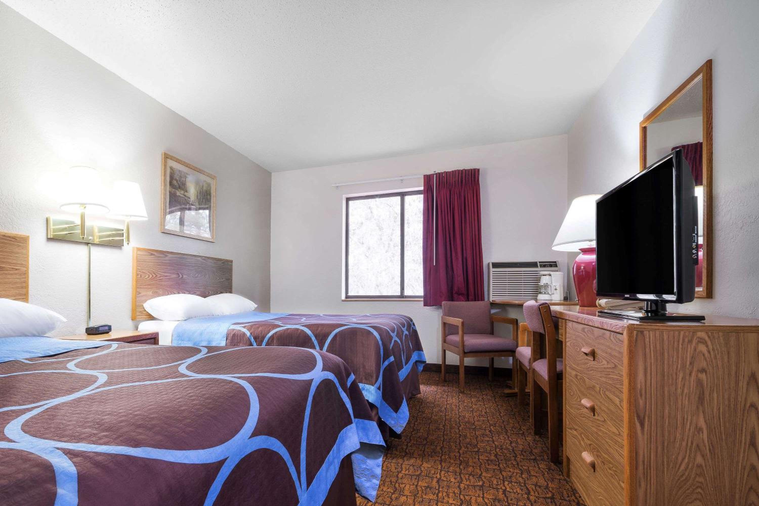 Queen Room with Two Queen Beds - Non-Smoking - Photo 5