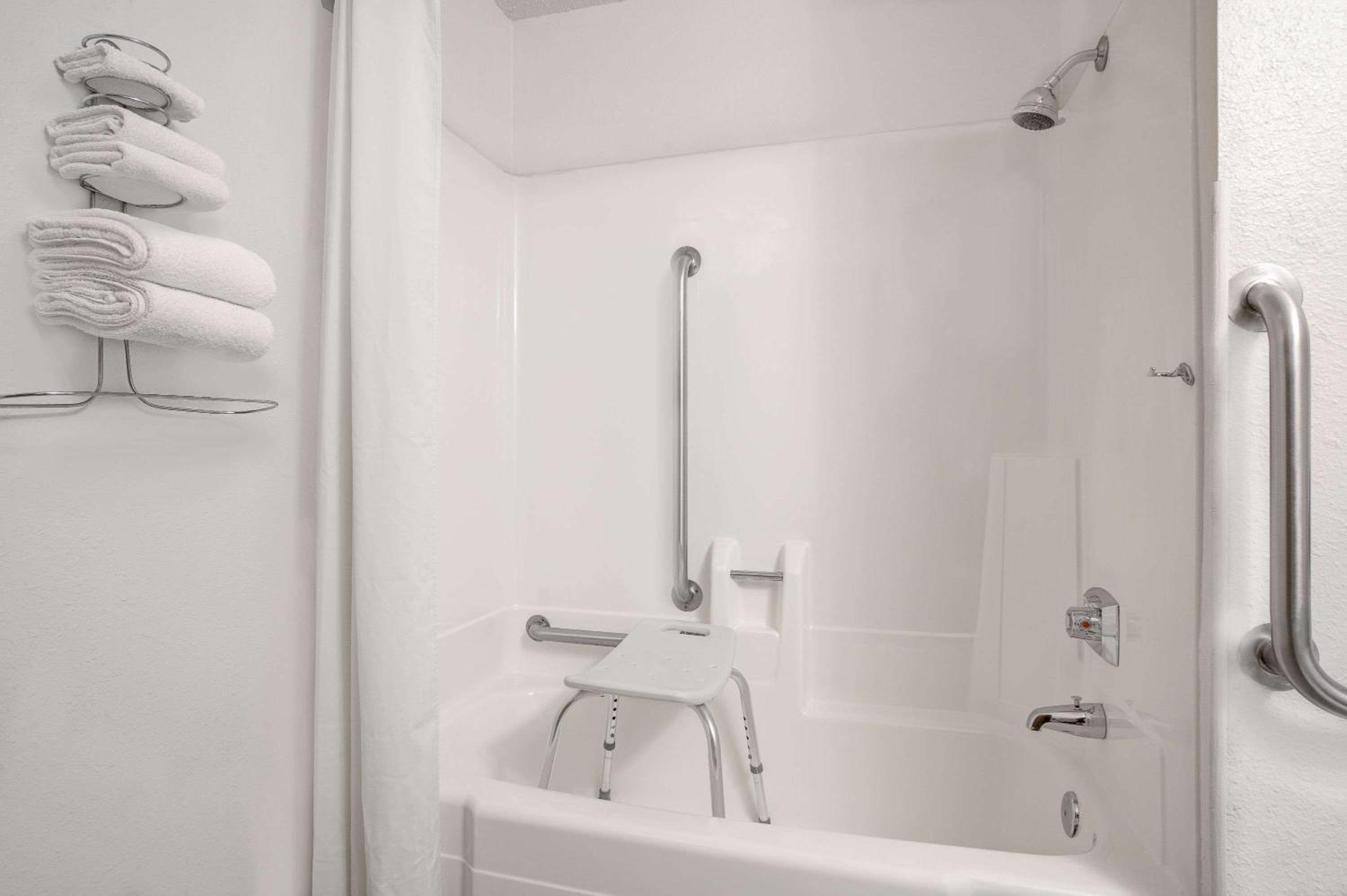 Queen Room - Mobility Access/Non-Smoking photo 2