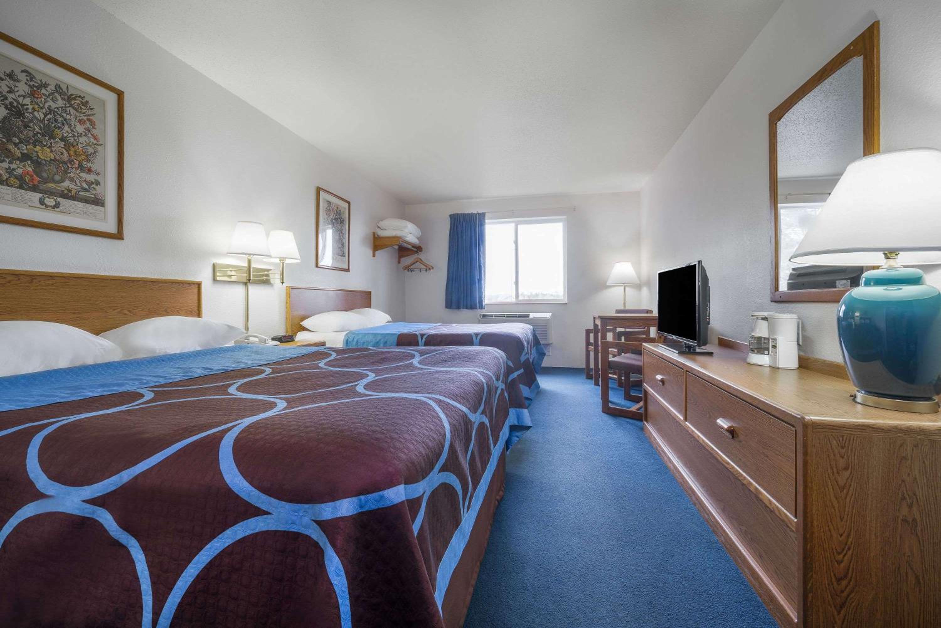 Queen Room with Two Queen Beds - Non-Smoking - Photo 4