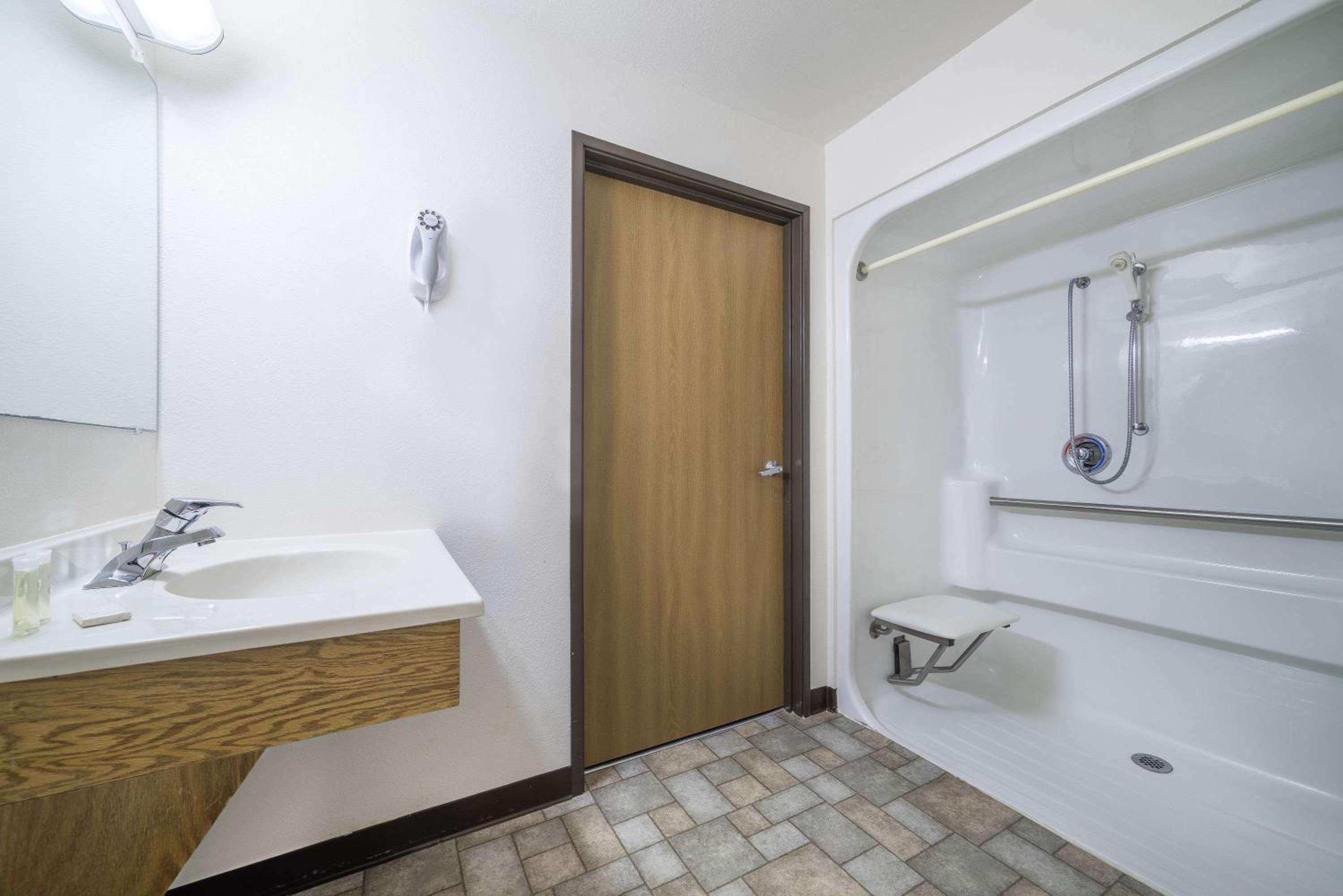 Queen Room - Disability Access - Photo 5