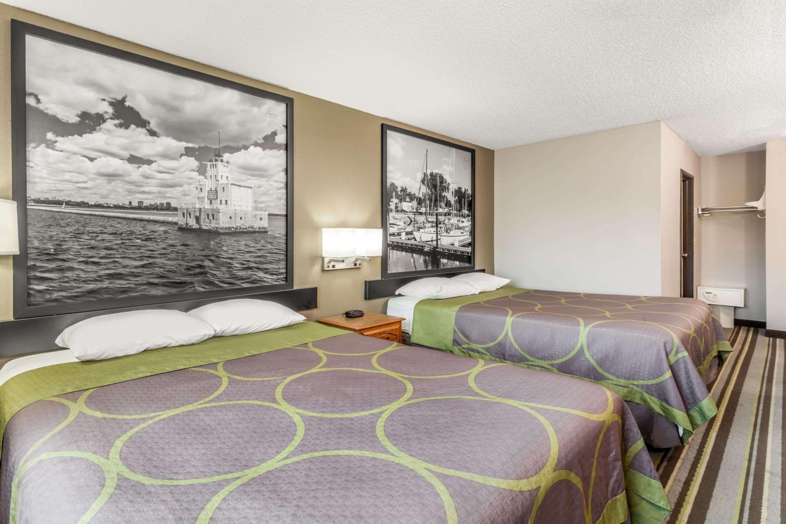 Queen Room with Two Queen Beds - Non-Smoking - Photo 5
