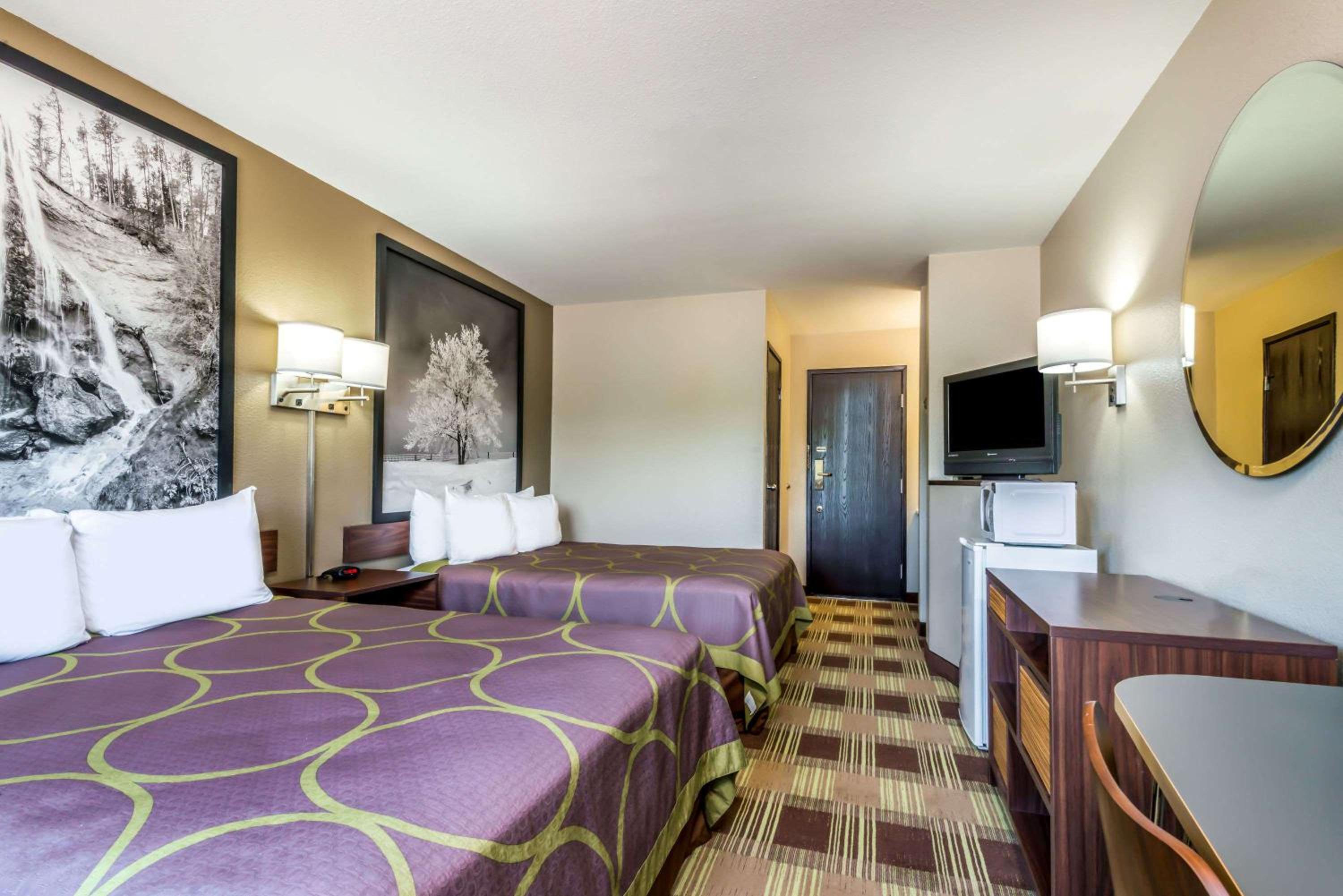 Queen Room with Four Queen Beds - Non-Smoking - Photo 8