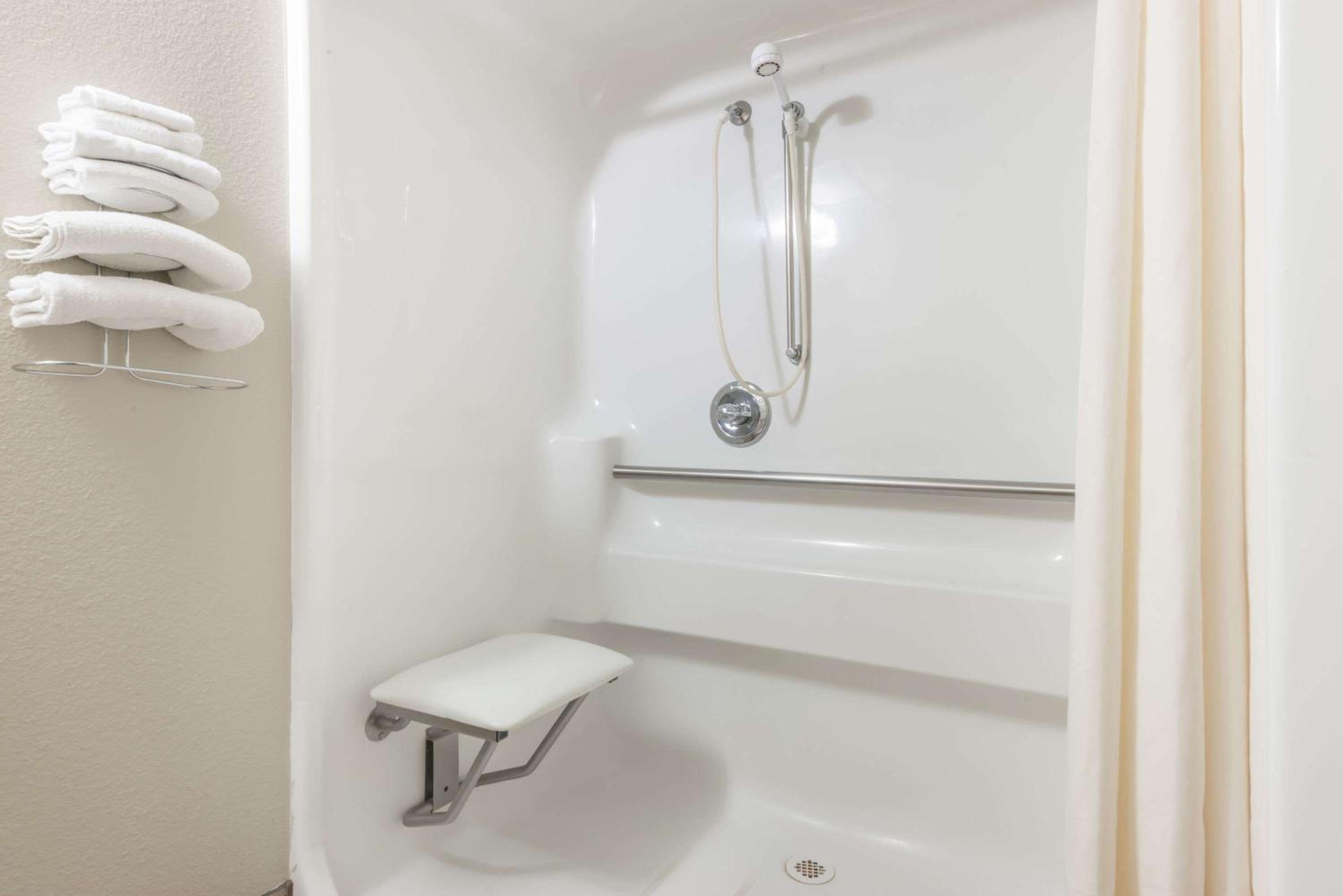 Queen Room - Disability Access/Non-Smoking - Photo 11