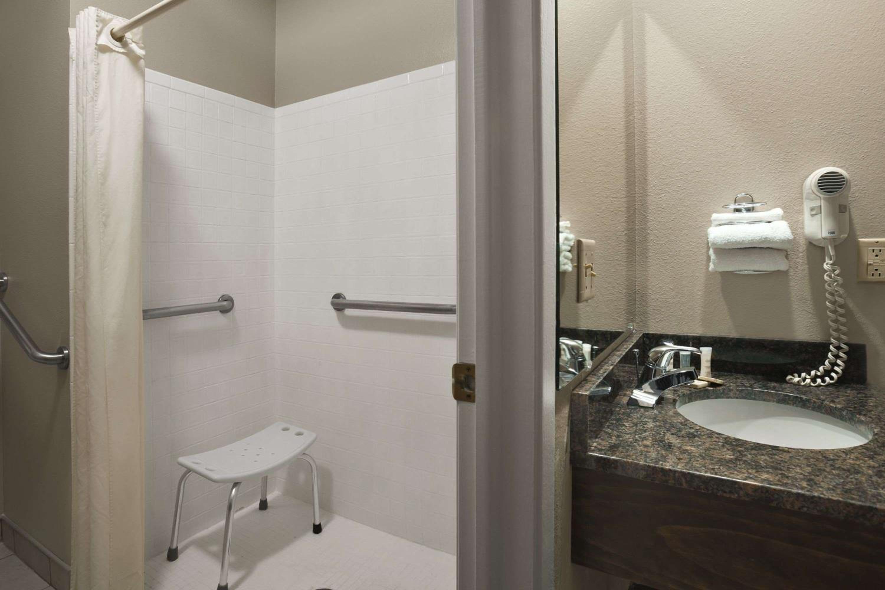1 King Bed, Deluxe Mobility Accessible Room, Jetted Tub, Non-Smoking - Photo 5