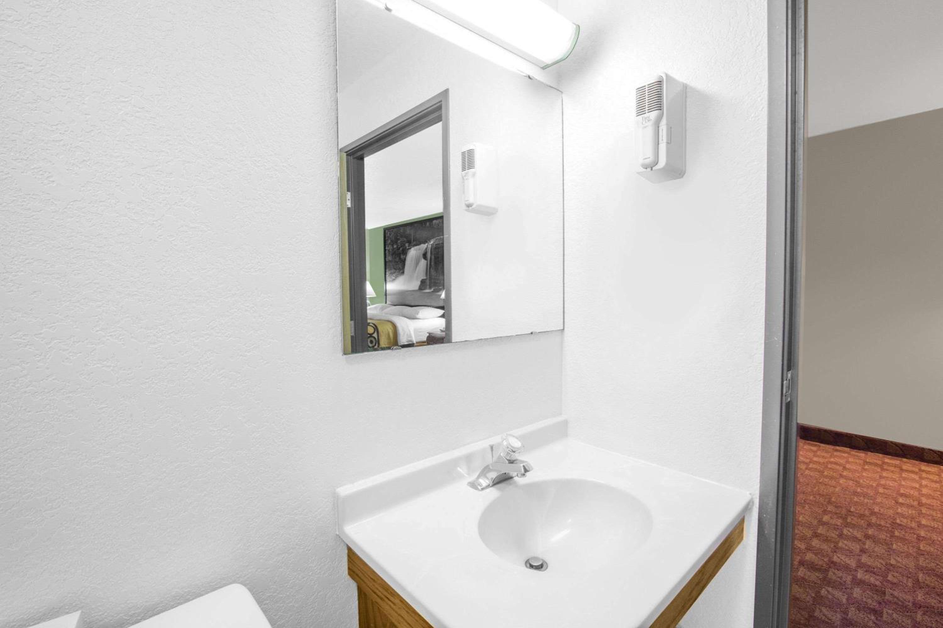 King Room - Non-Smoking - Photo 5