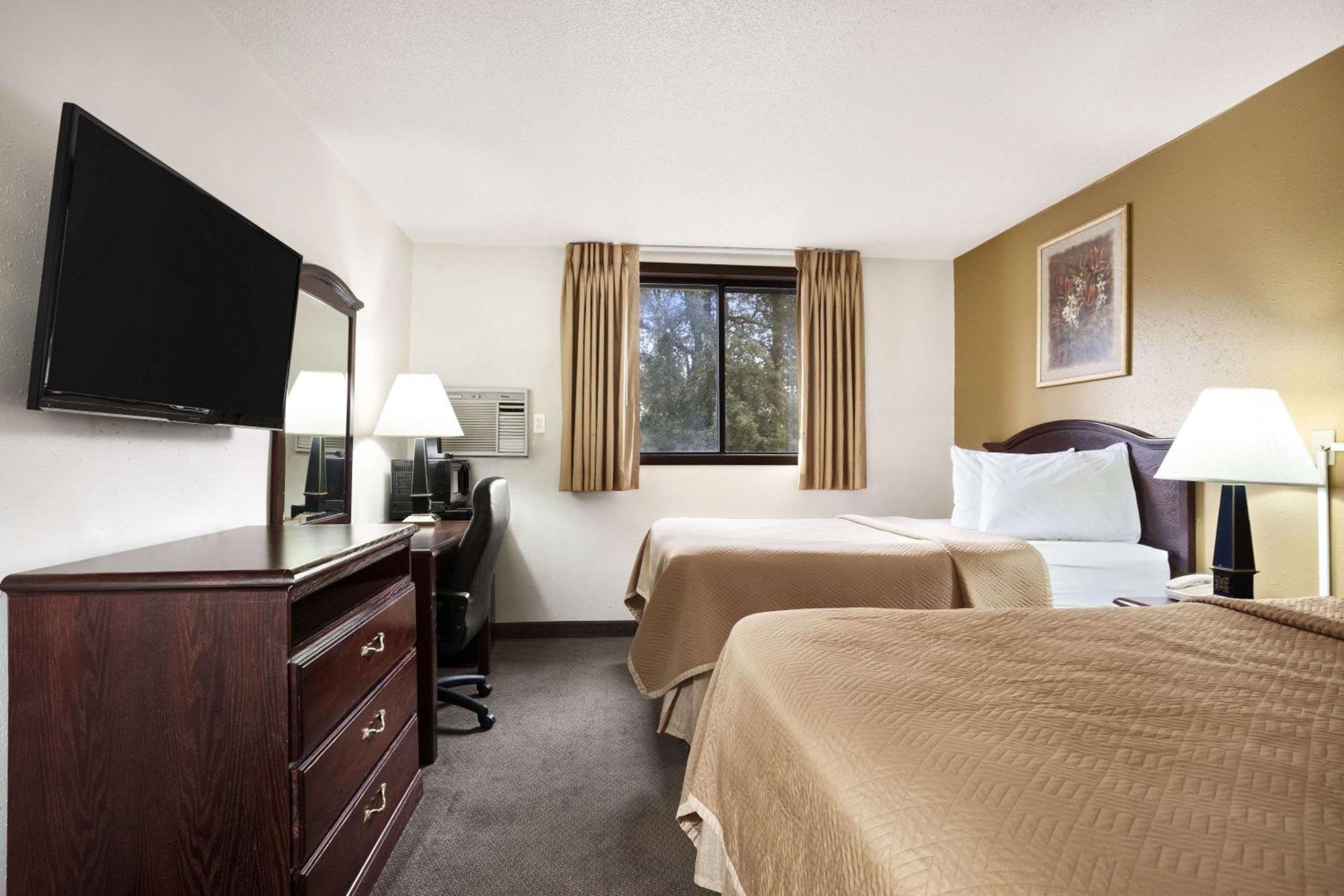 Queen Room with Two Queen Beds - Non-Smoking - Photo 3