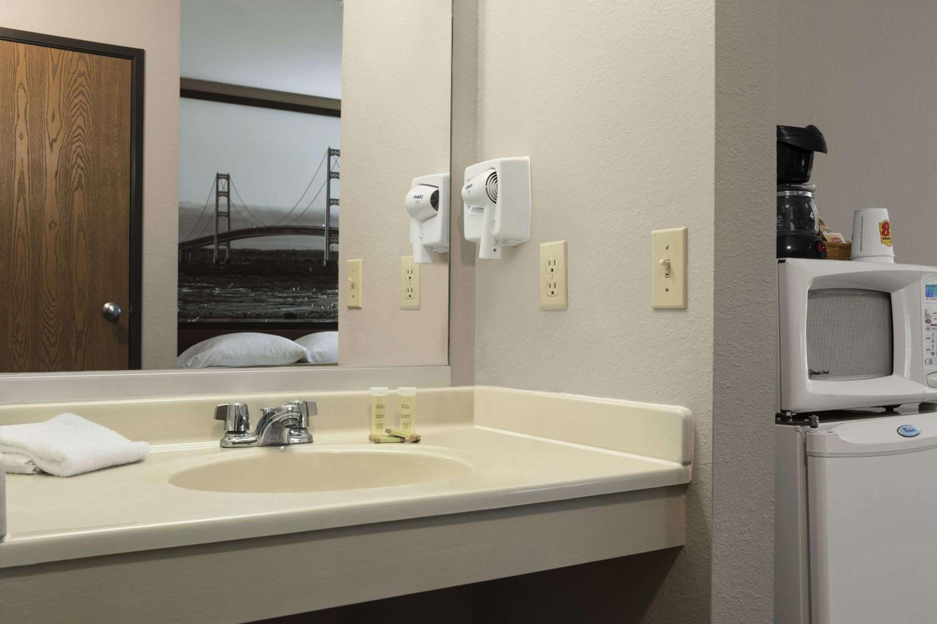 King Room - Non-Smoking - Photo 5