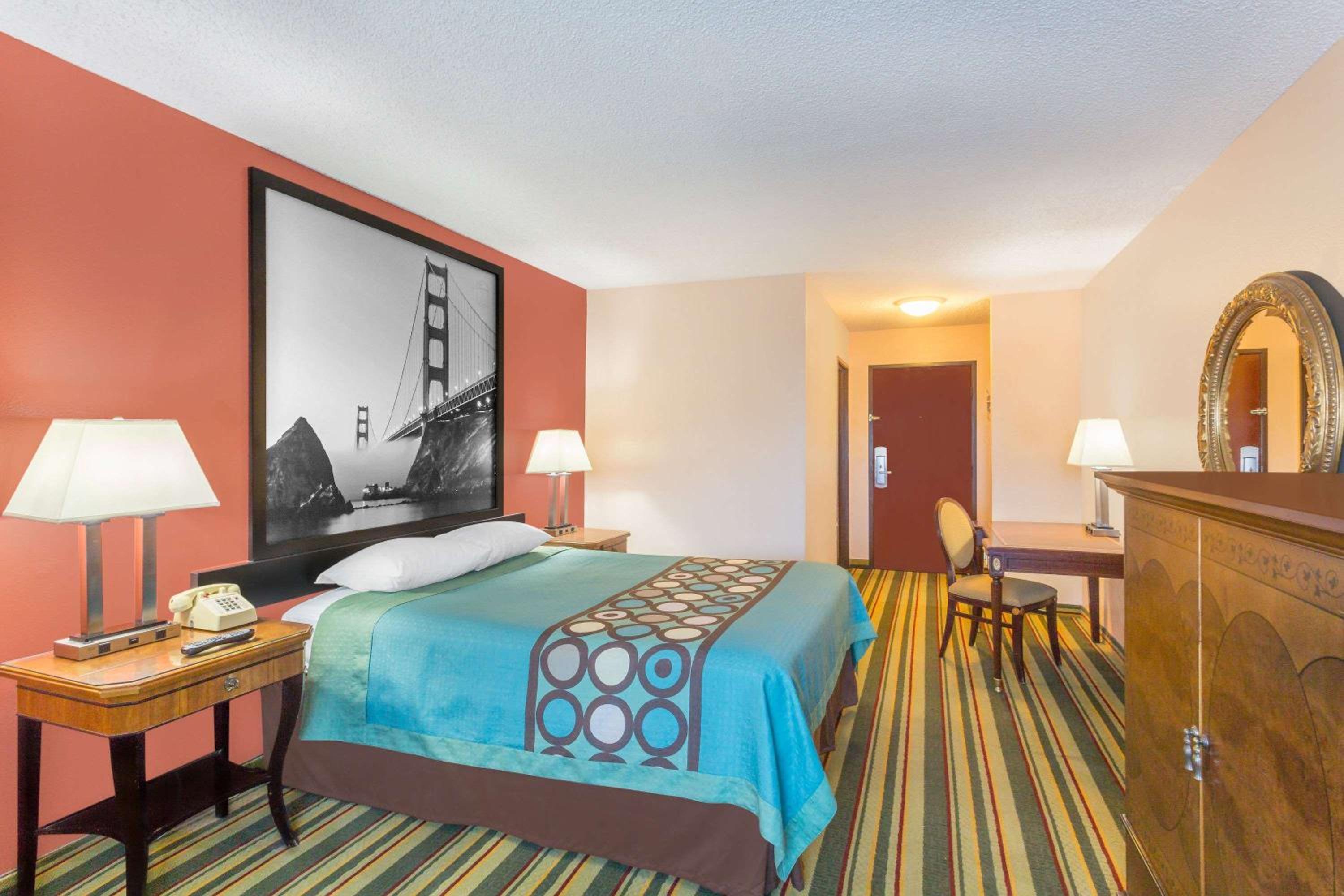 Queen Room - Non-Smoking - Photo 4