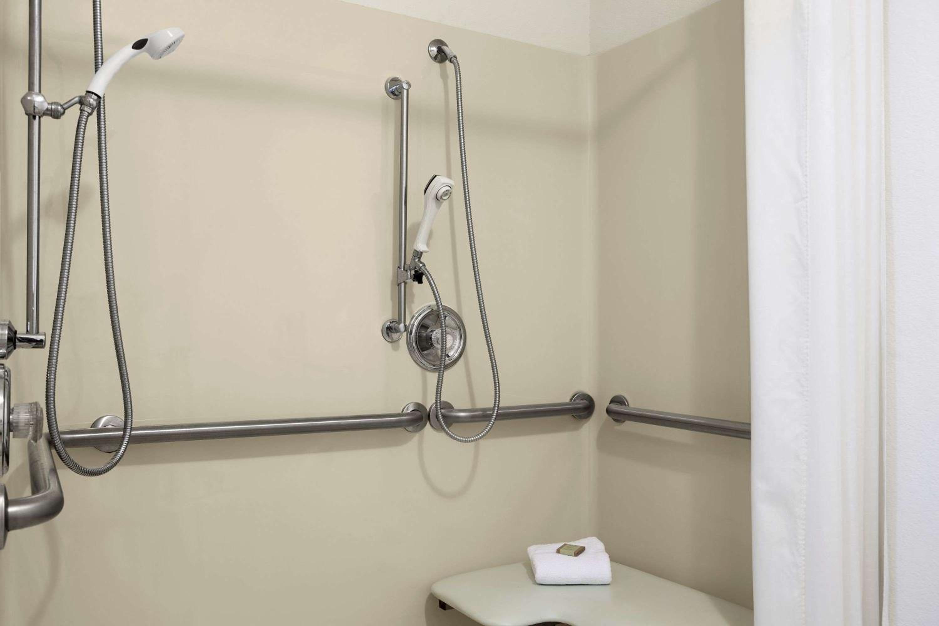 Queen Room - Mobility Access/Non-Smoking - Photo 3