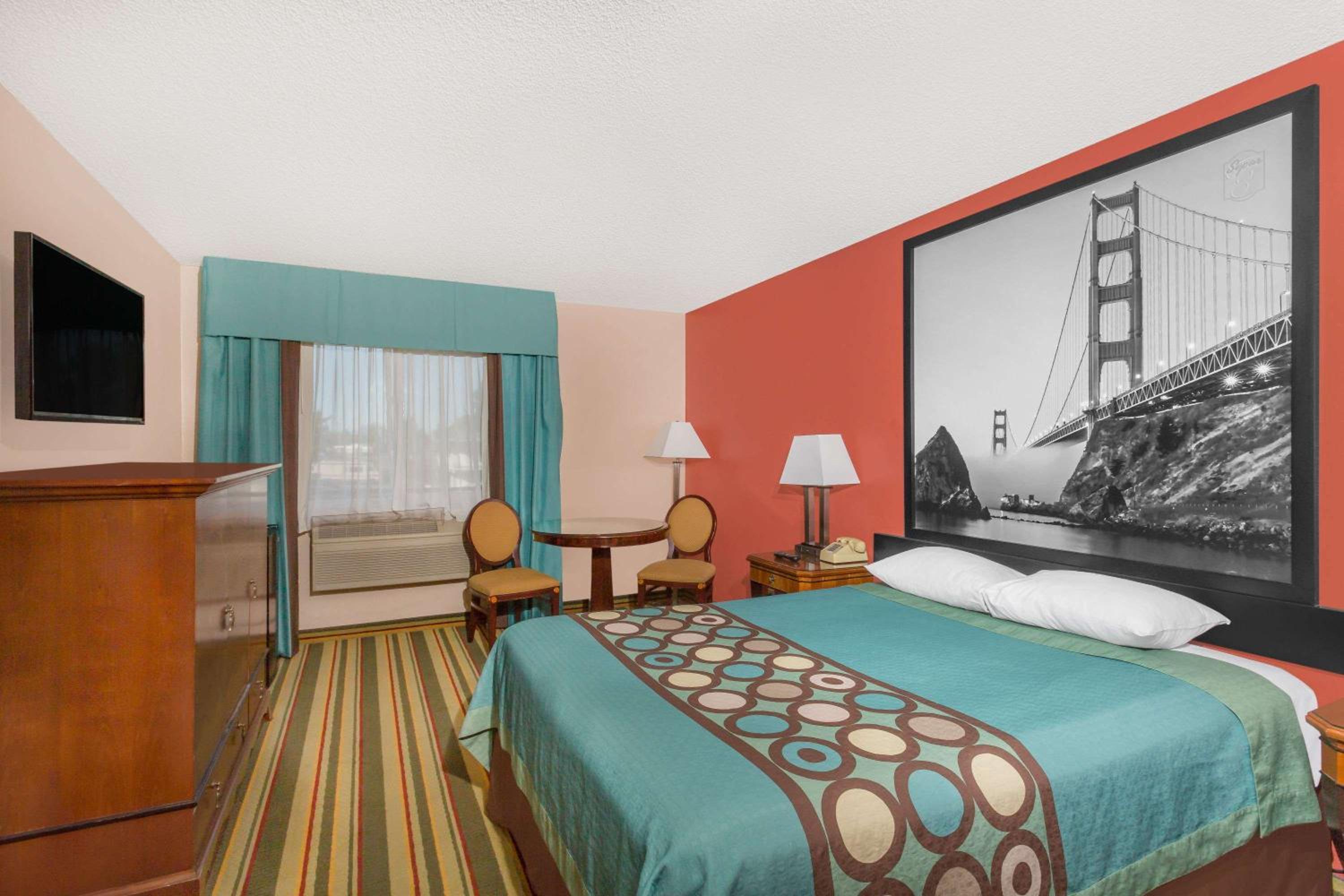 Queen Room - Non-Smoking - Photo 5