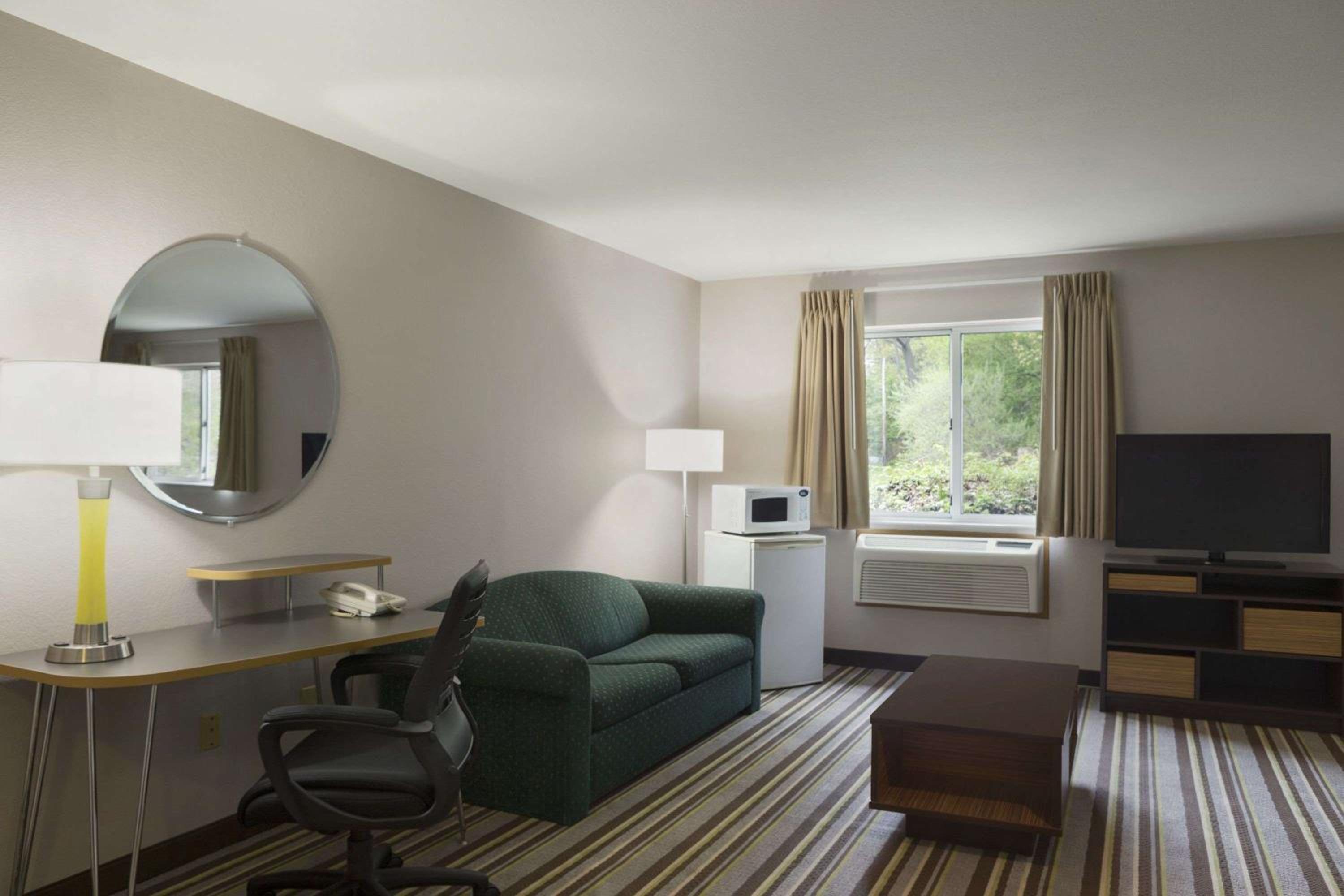 Deluxe King Suite - Non-Smoking - Photo 5