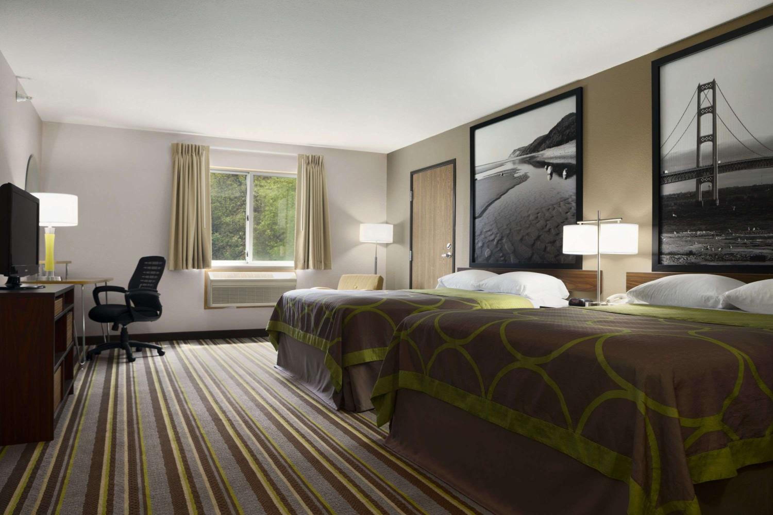 Queen Room with Two Queen Beds - Non-Smoking - Photo 2