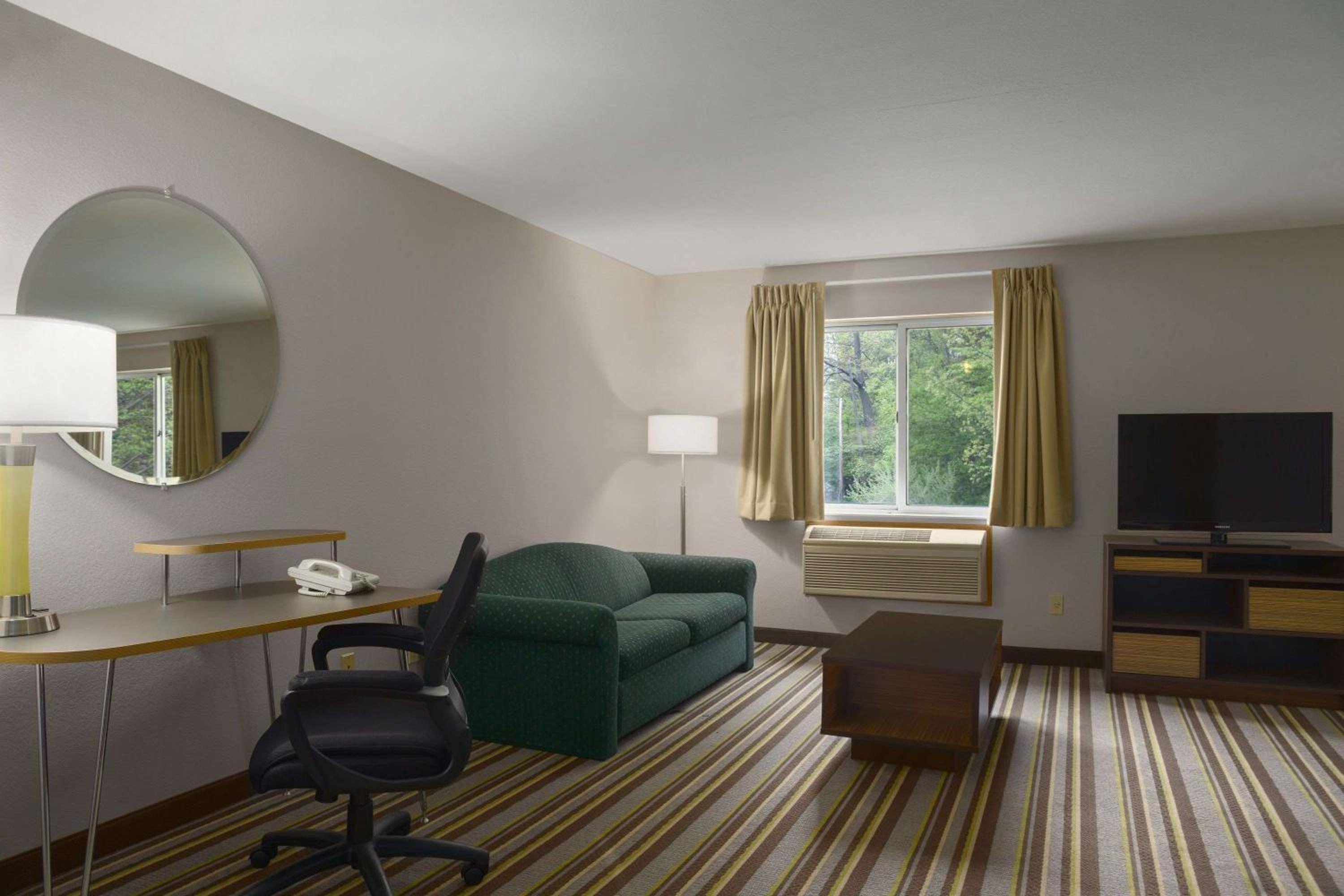 King Suite - Non-Smoking - Photo 1