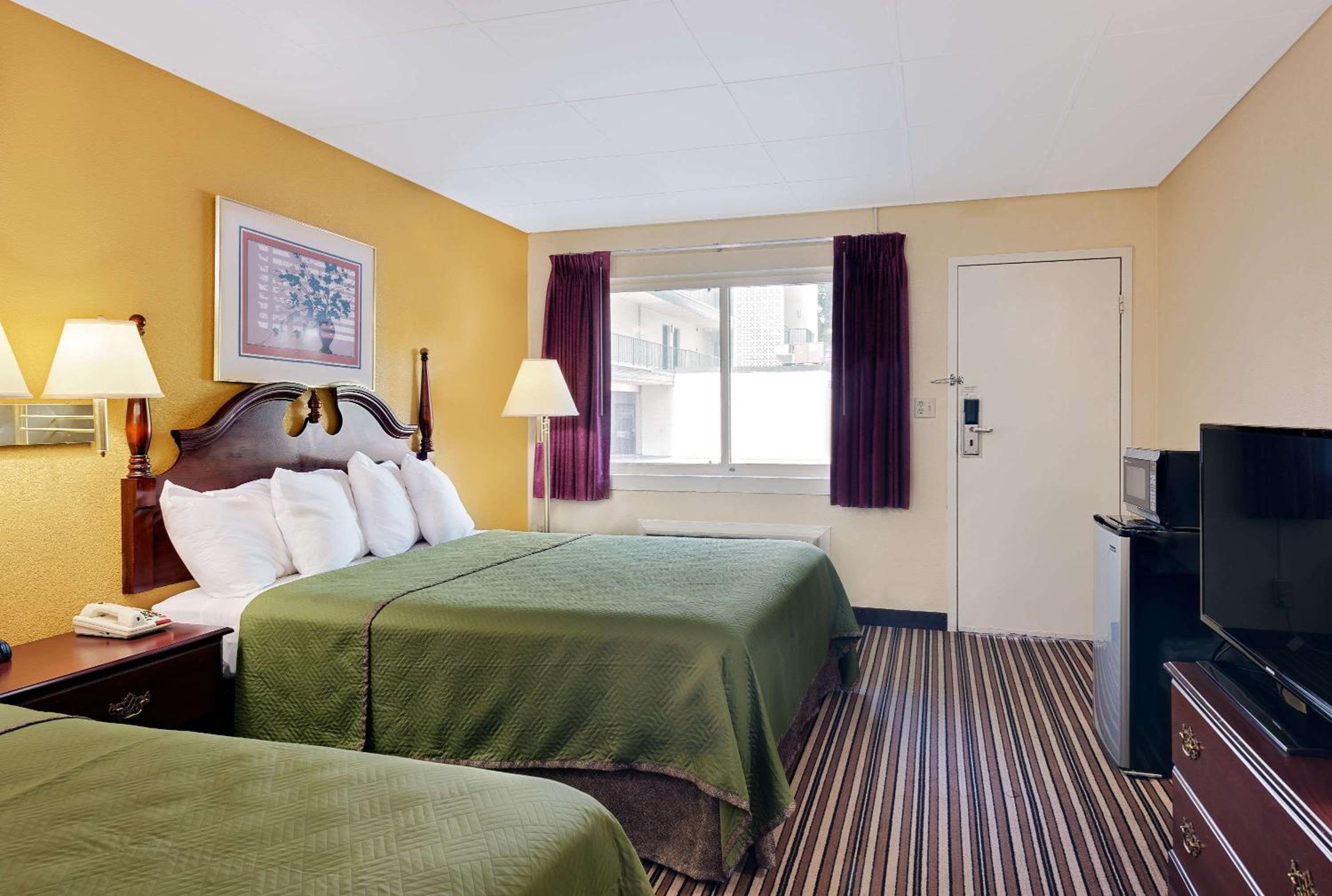 Queen Room with Two Queen Beds - Disability Access/Non-Smoking photo 3