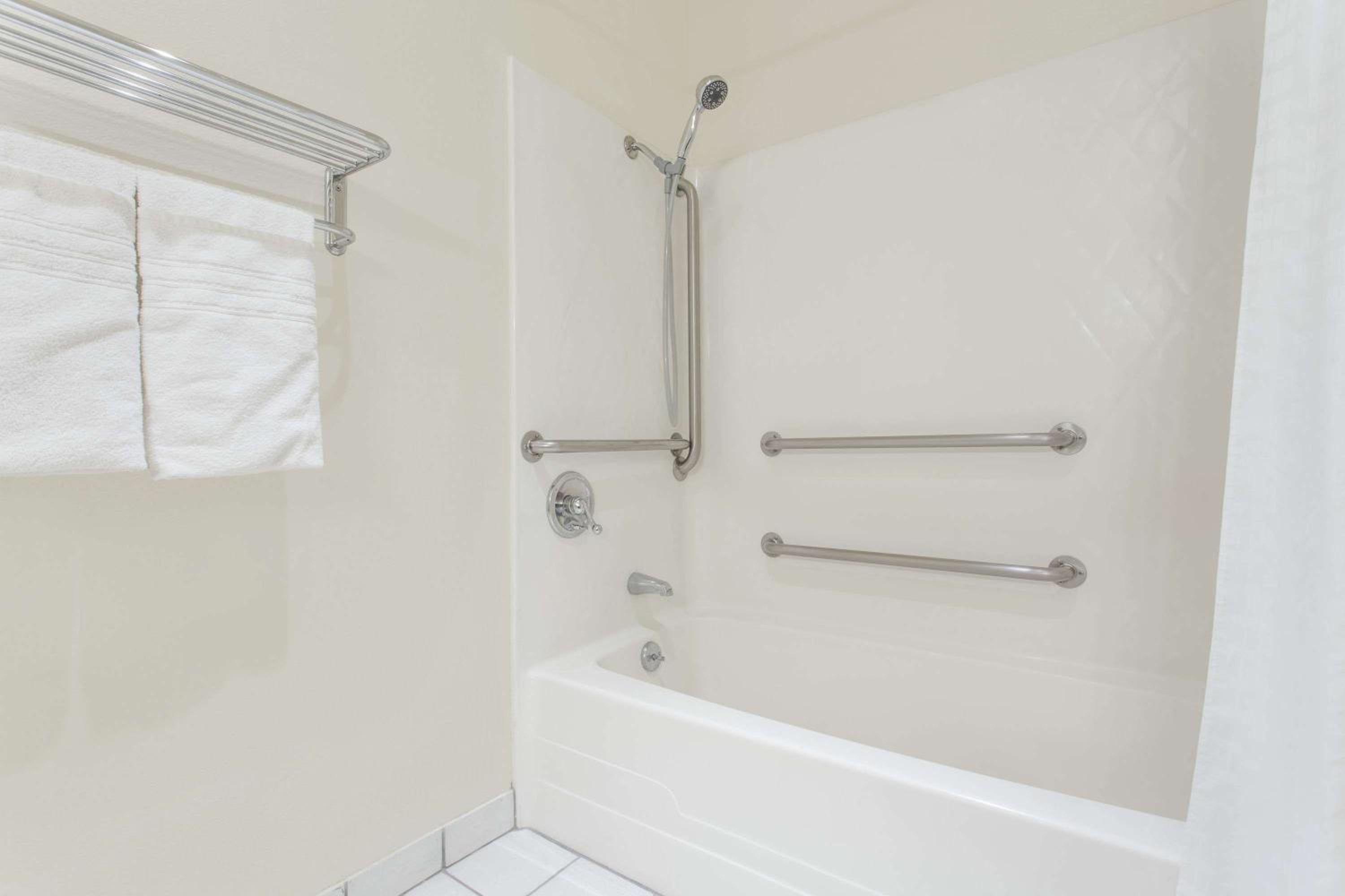 Queen Room - Disability Access/Non-Smoking - Photo 6