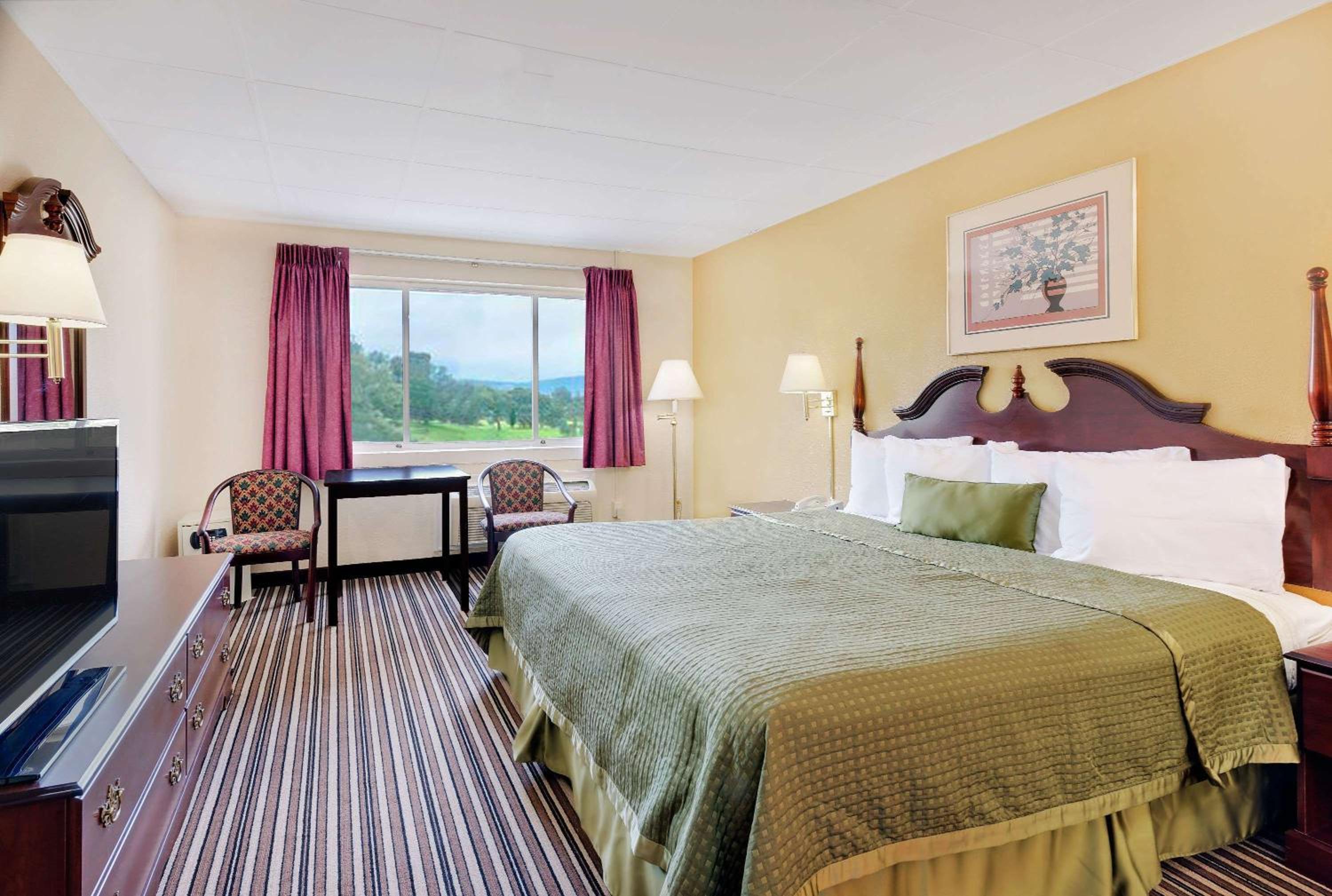 King Room - Non-Smoking photo 2
