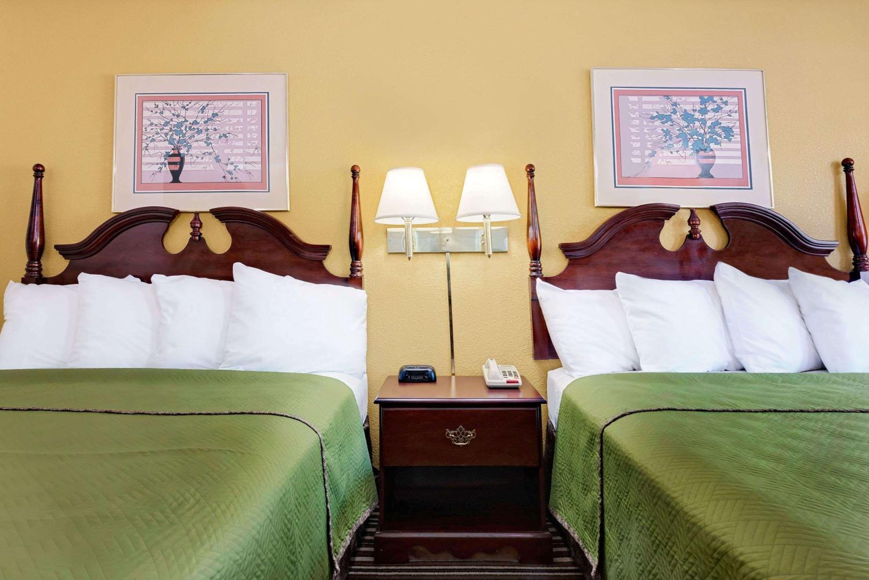 Queen Room with Two Queen Beds - Non-Smoking photo 2