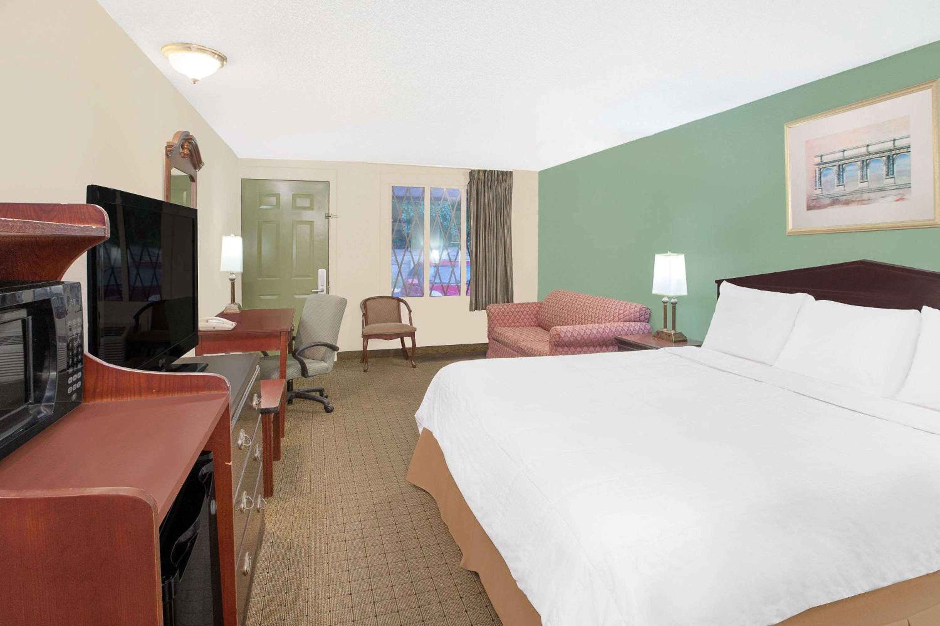 King Room- Non-Smoking - Photo 11