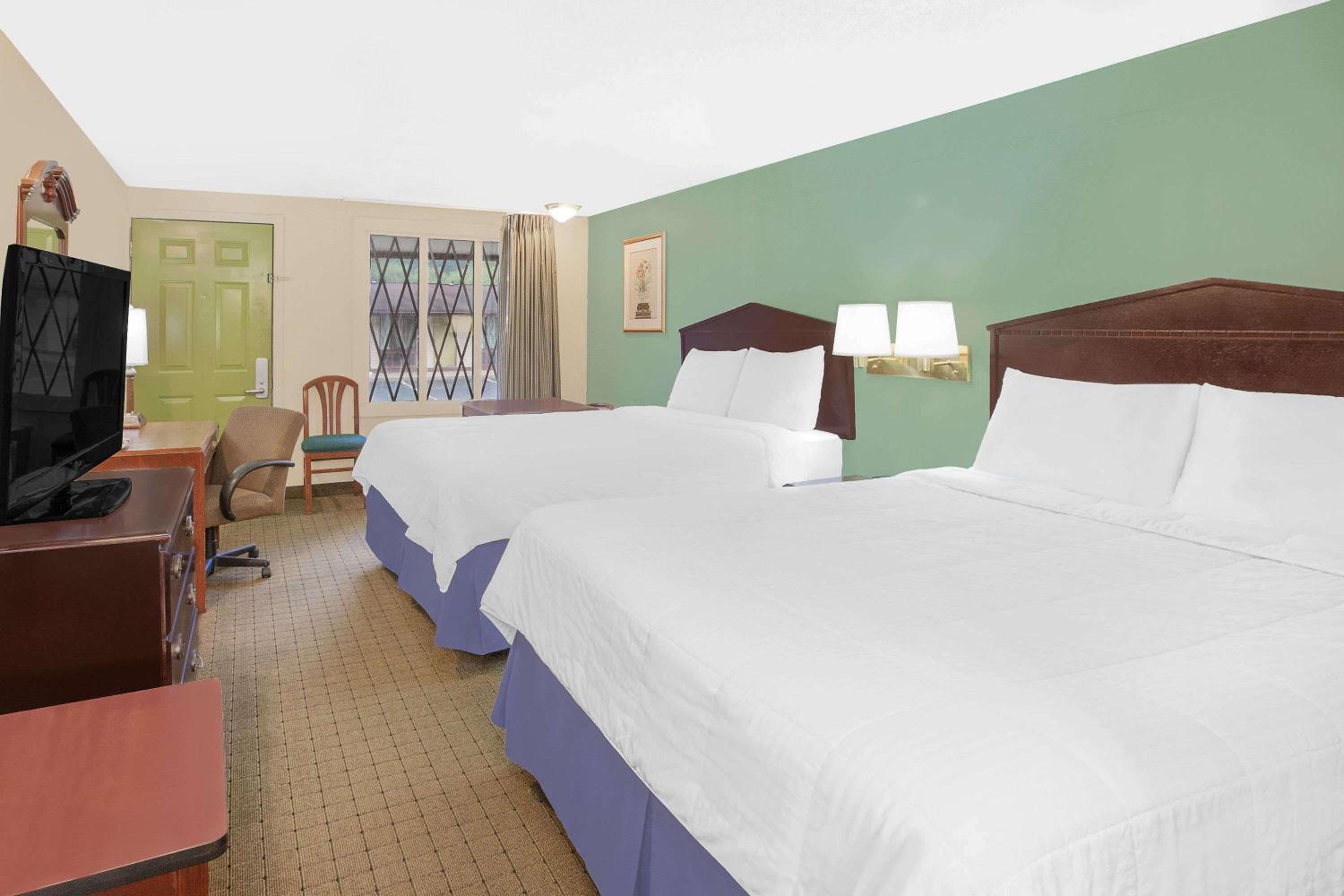 Queen Room - Photo 7