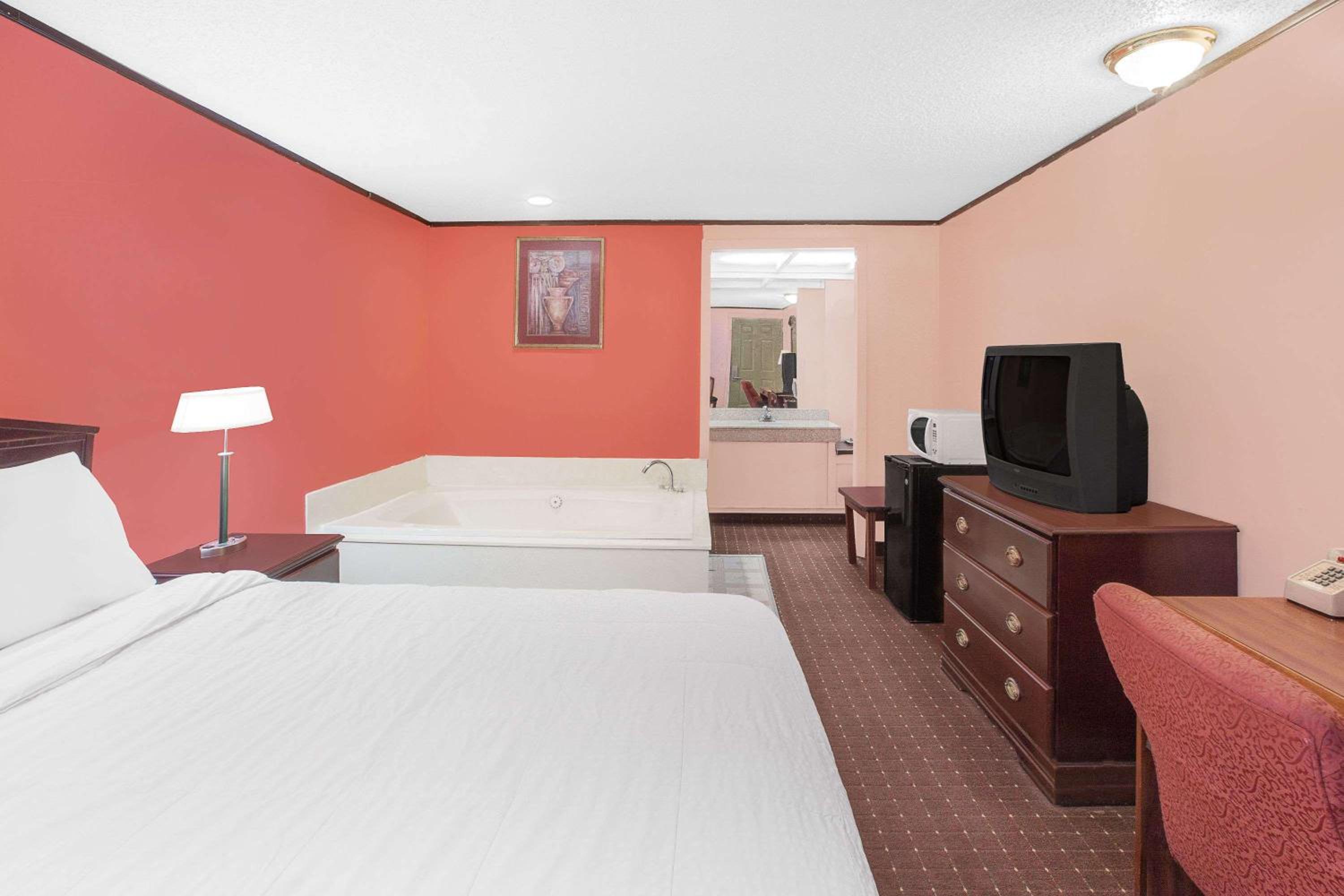 Deluxe King Room with Spa Bath- Non-Smoking