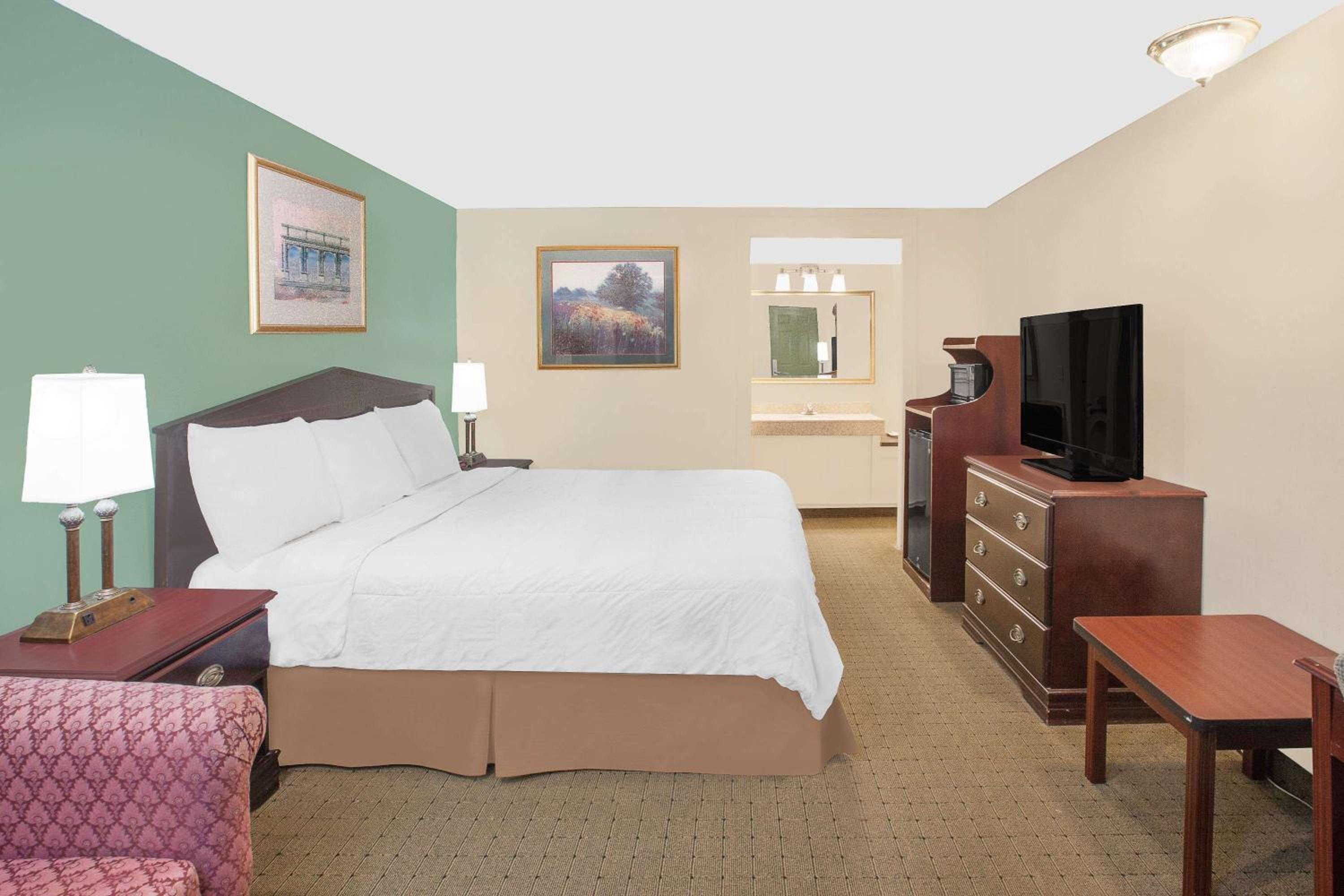 King Room- Non-Smoking - Photo 2