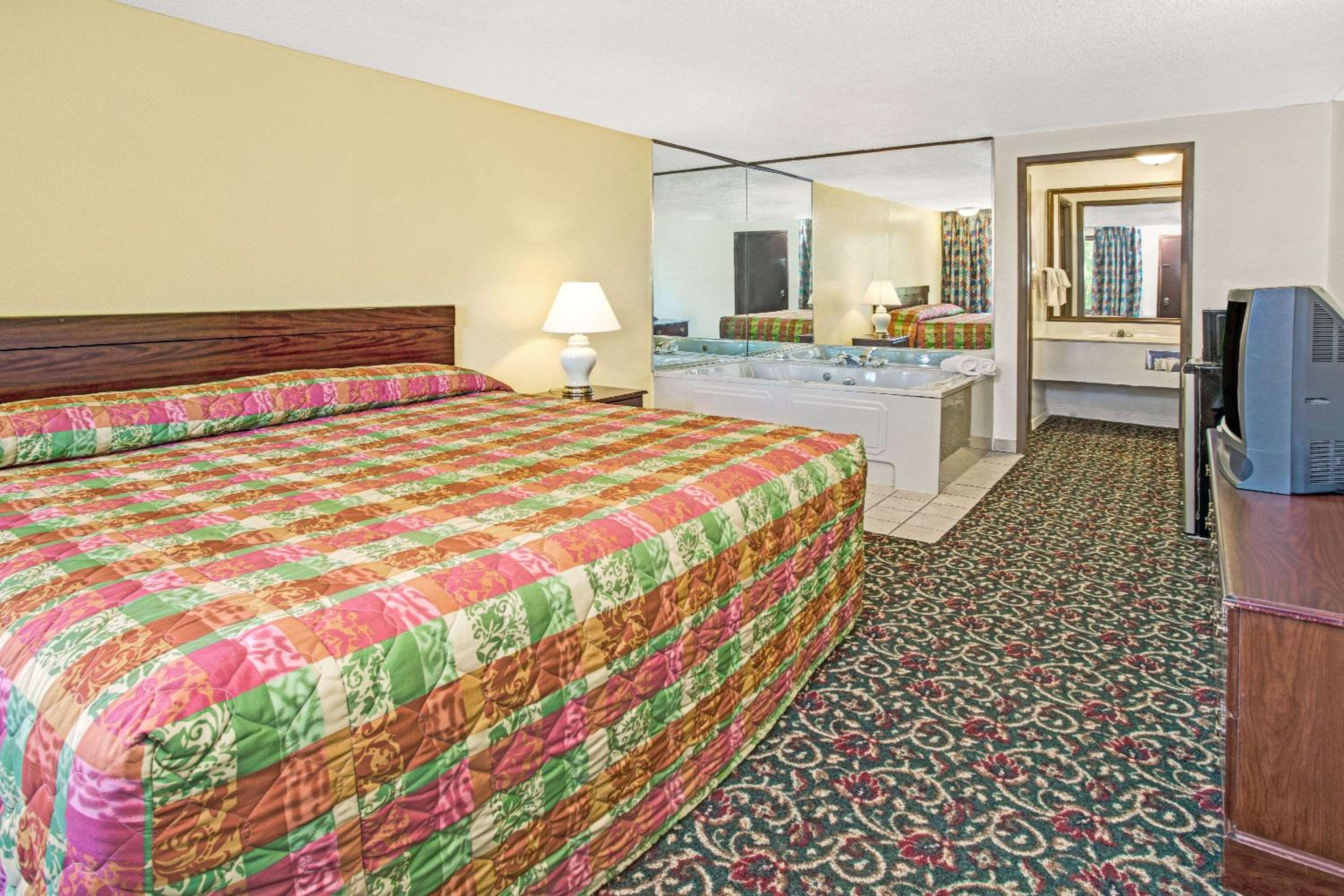 King Room - Non-Smoking photo 3