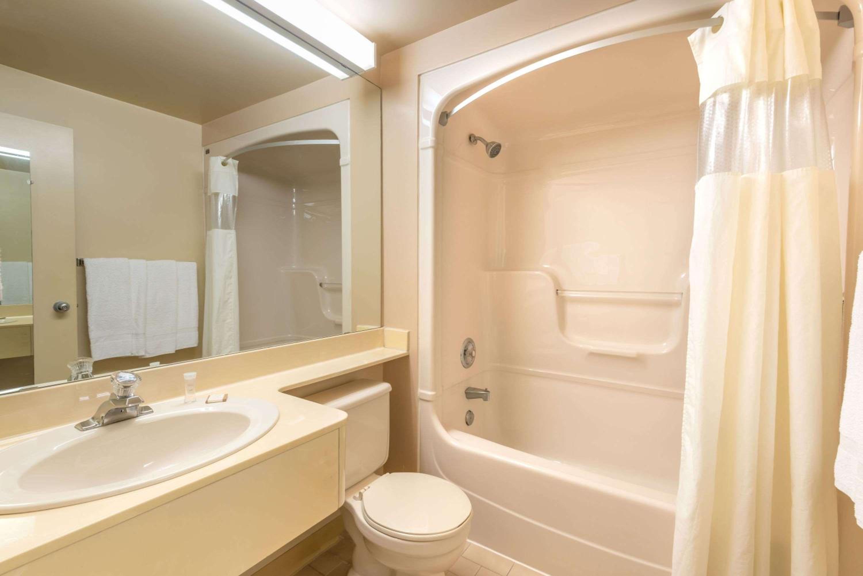 Queen Studio Suite - Non-Smoking - Photo 2