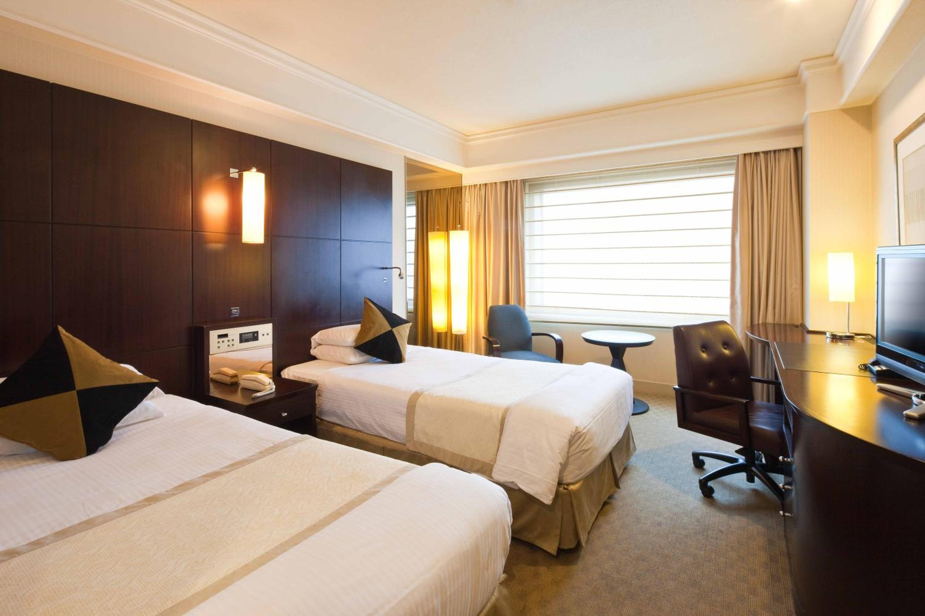 Standard Twin Room with Complimentary Breakfast - Executive Floor photo 1