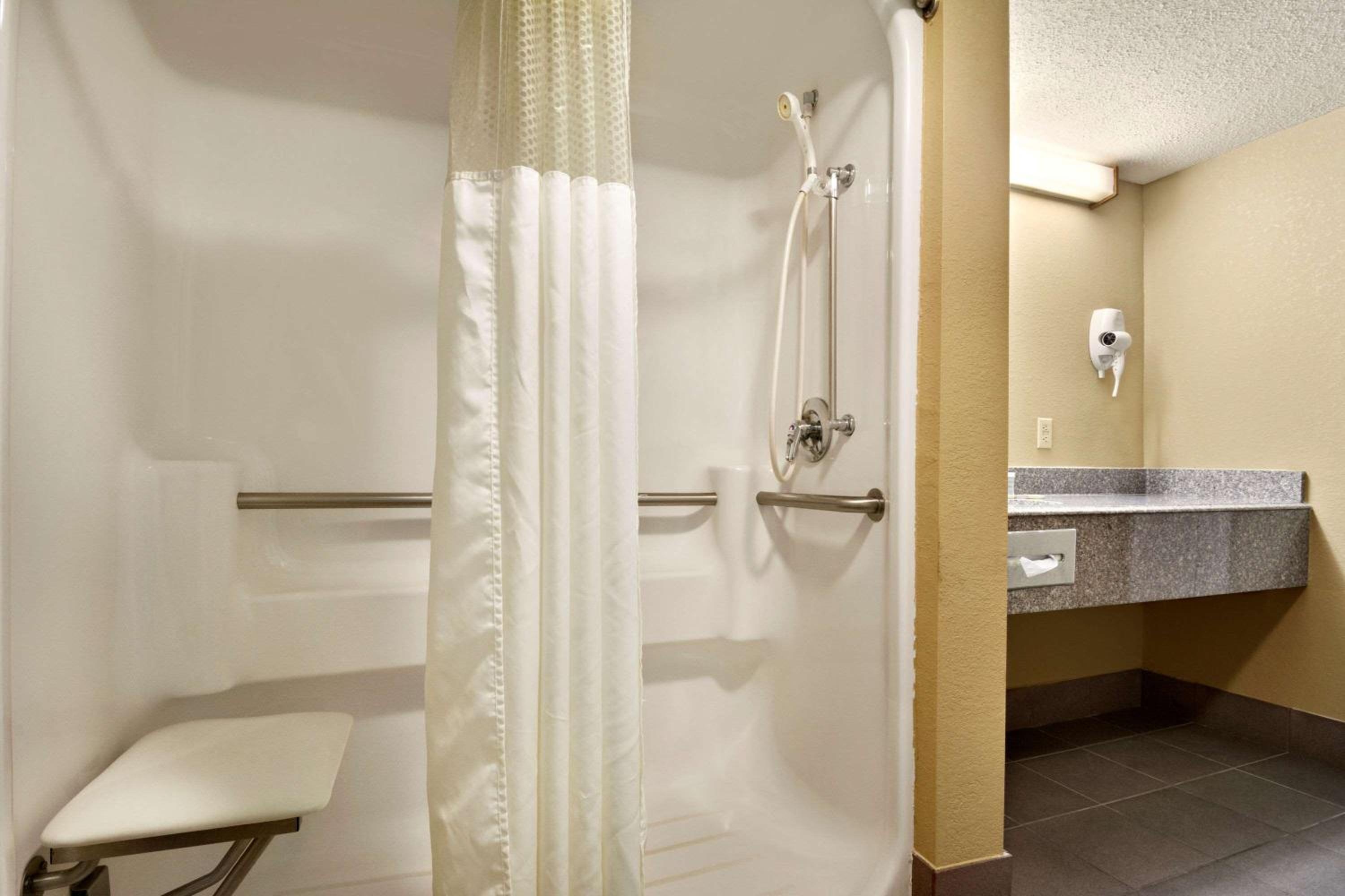 King Room - Disability Access - Non-Smoking - Photo 3