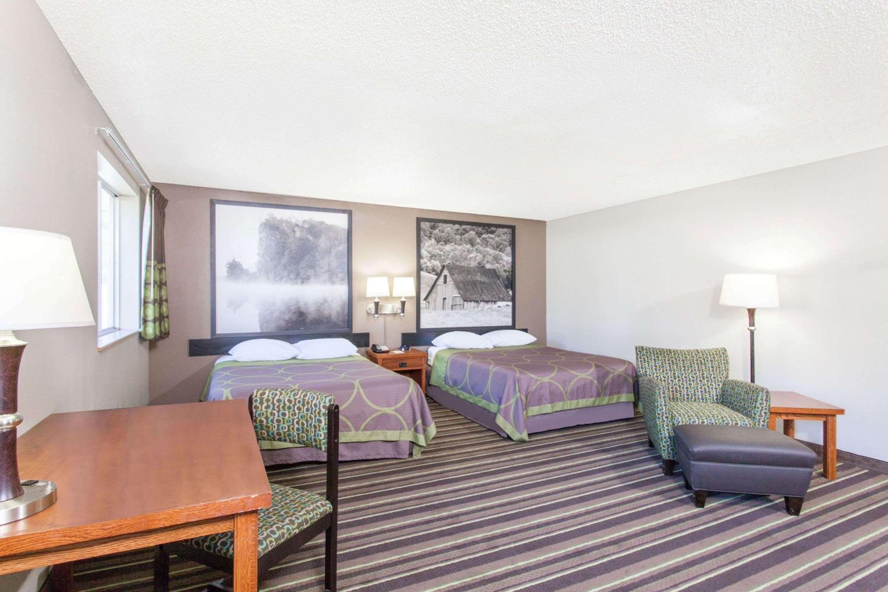 Queen Suite - Non-Smoking - Photo 1