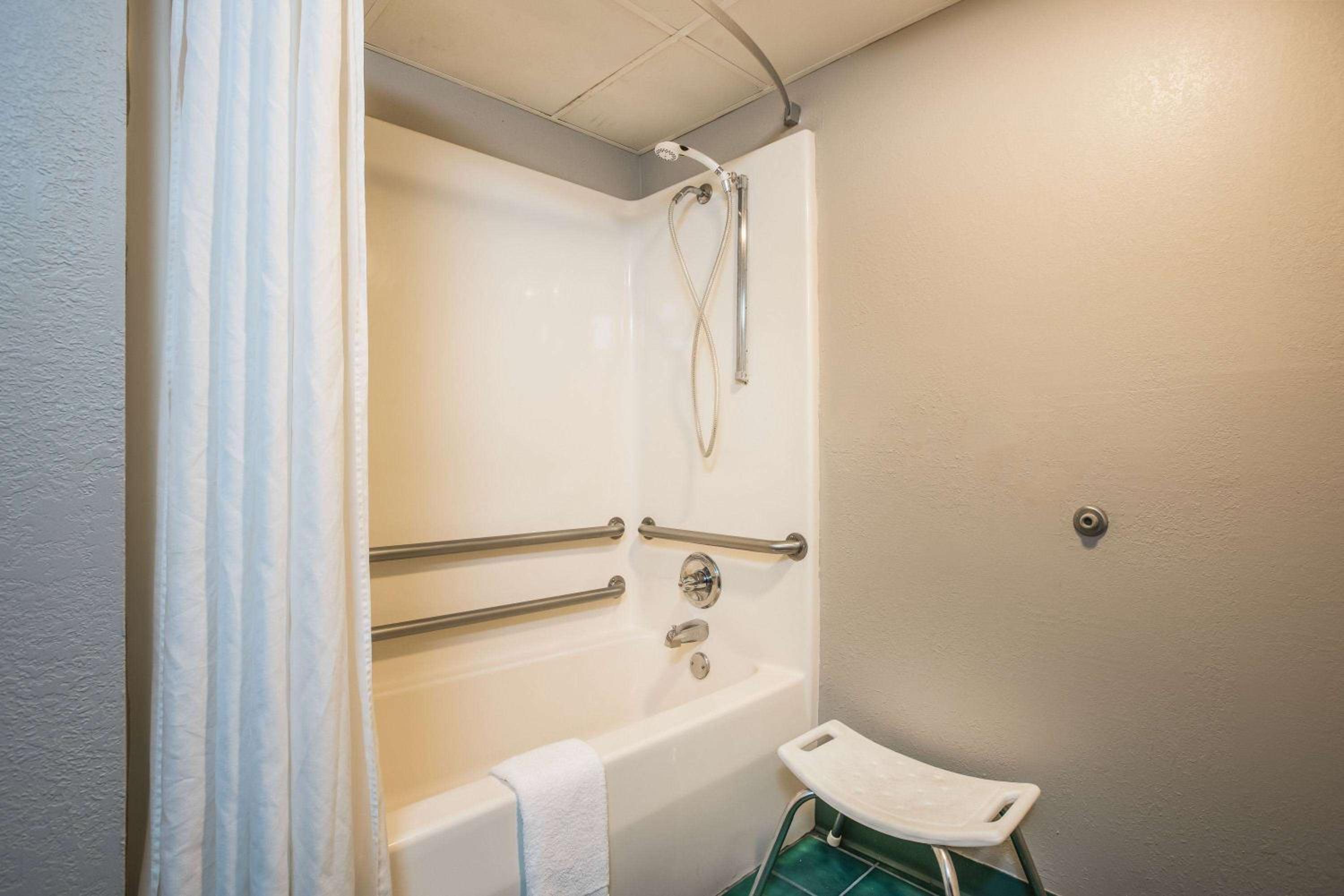 Queen Room - Disability Access - Non-Smoking - Photo 4